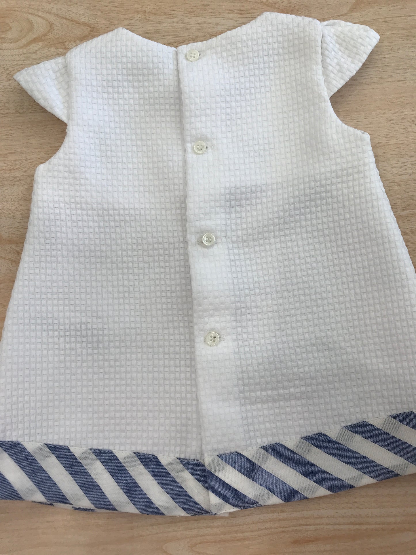 Abito Paz Rodriguez in cotone bianco smanicato con passanastro a righe bianche e blu con fiocchetto