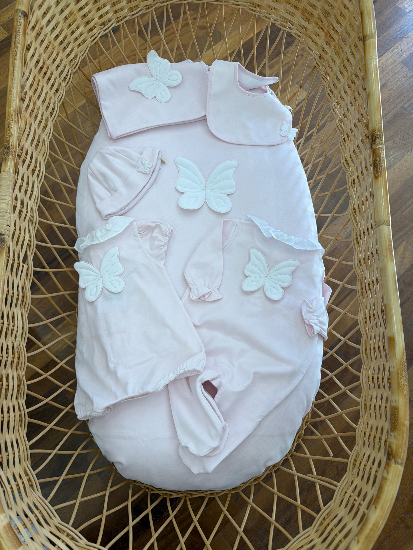 Coordinato nascita Baby Gi in cotone rosa con applicazione di farfalla