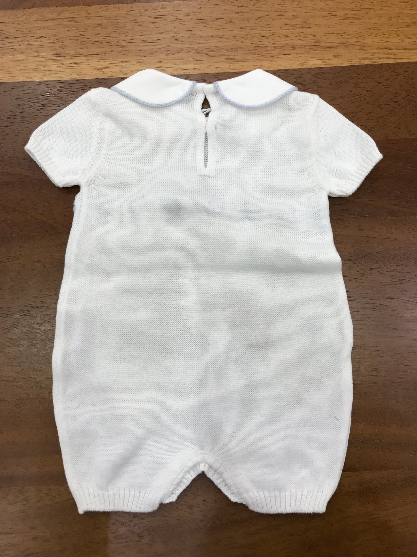 Pagliaccetto Baby Lord in filo mezza manica con collo tondo bianco con fiocco celeste sul davanti