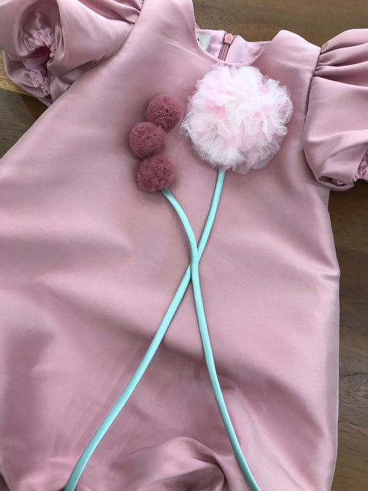 Pagliaccetto a'lapage in seta manica a sbuffo con fiori in tulle e stelo con zip sul retro