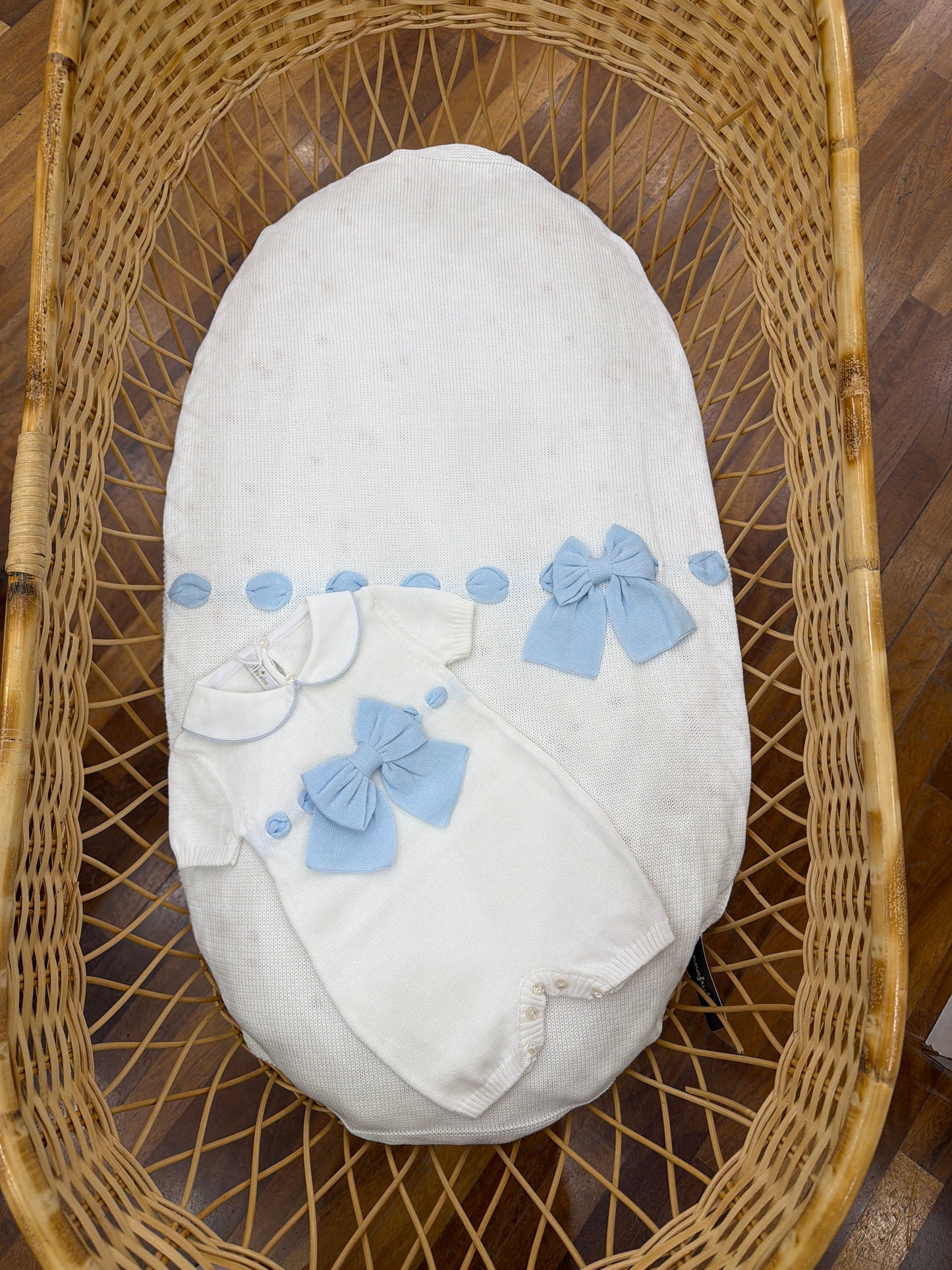 Coordinato nascita Baby Lord in filo bianco con coperta e pagliaccetto con passanastro celeste con fiocco applicato