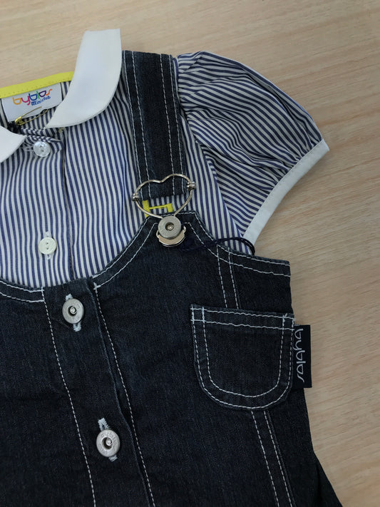 Abito Byblos in jeans con gonna in pieghe e bretelle con camicina a righe bianche e blu mezza manica a sbuffo