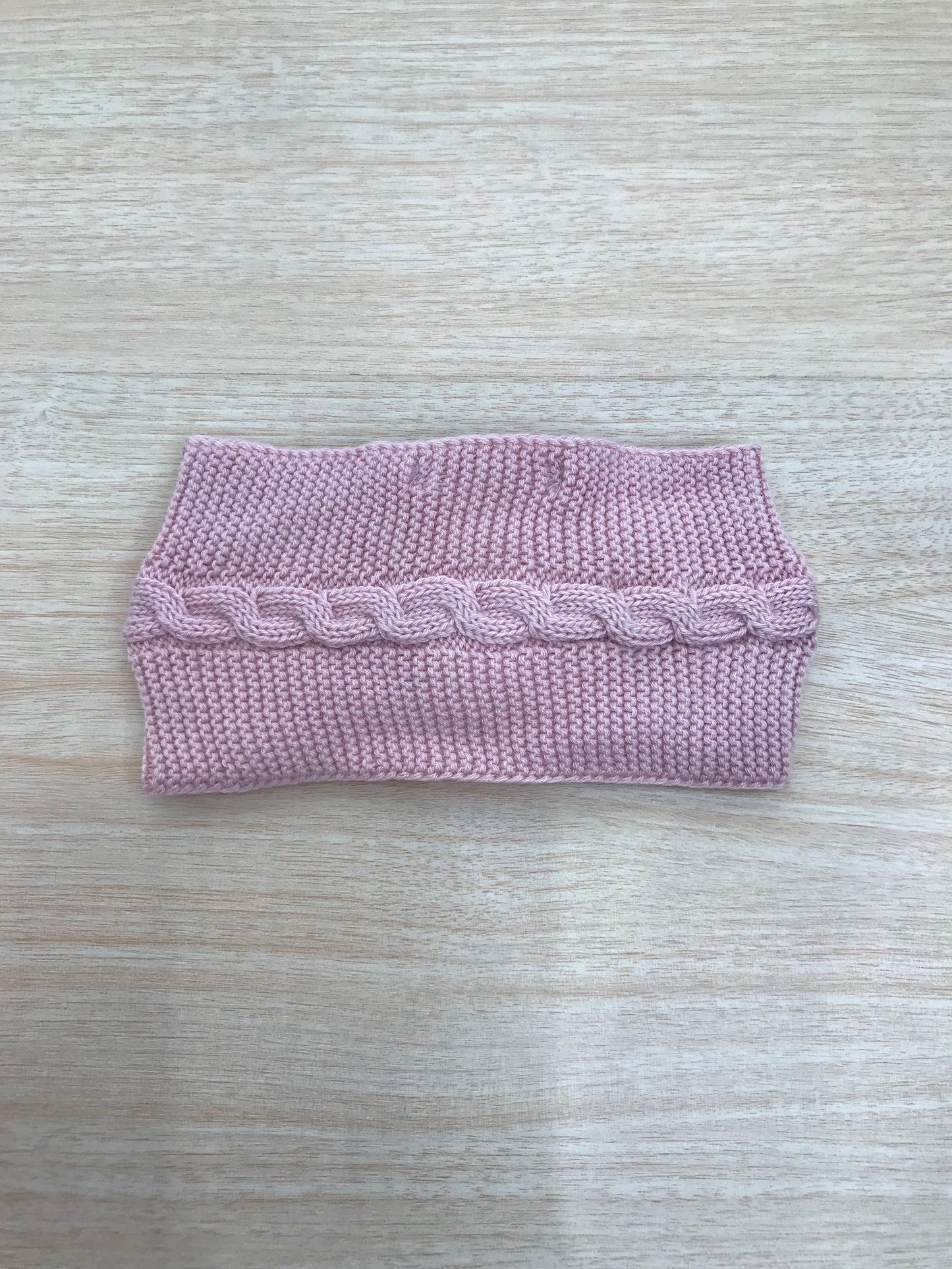 Fascia PCS in filo rosa a forma di fiocco con lavorazione di trecce