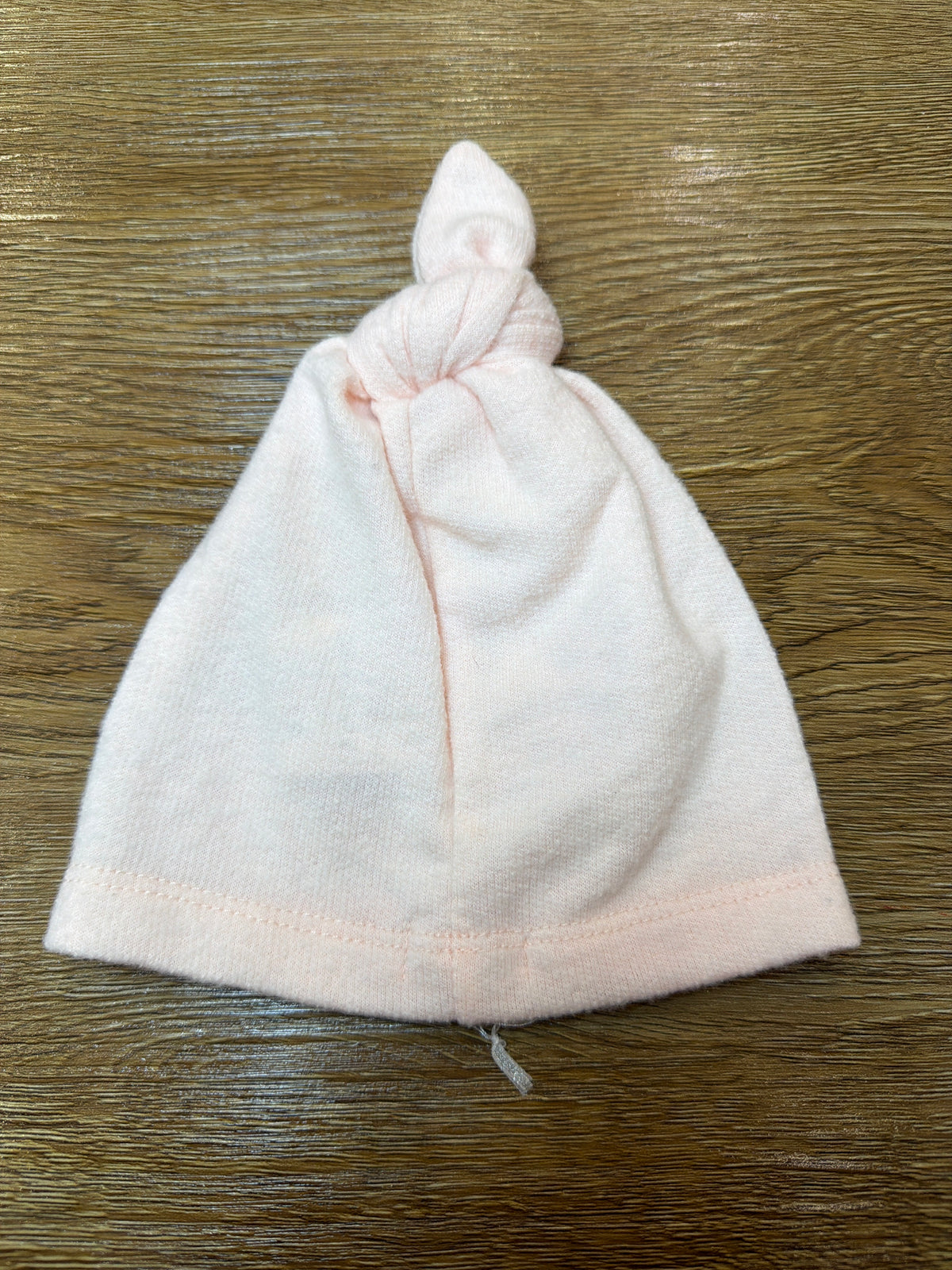 Cappello Nanan in caldo cotone rosa con nodino sul capo e logo con cuoricino in rosa ricamato sul davanti