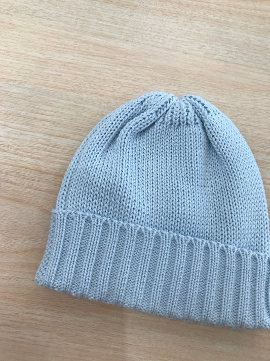 Cappello Colibrì in filo di cotone celeste lavorato a maglia