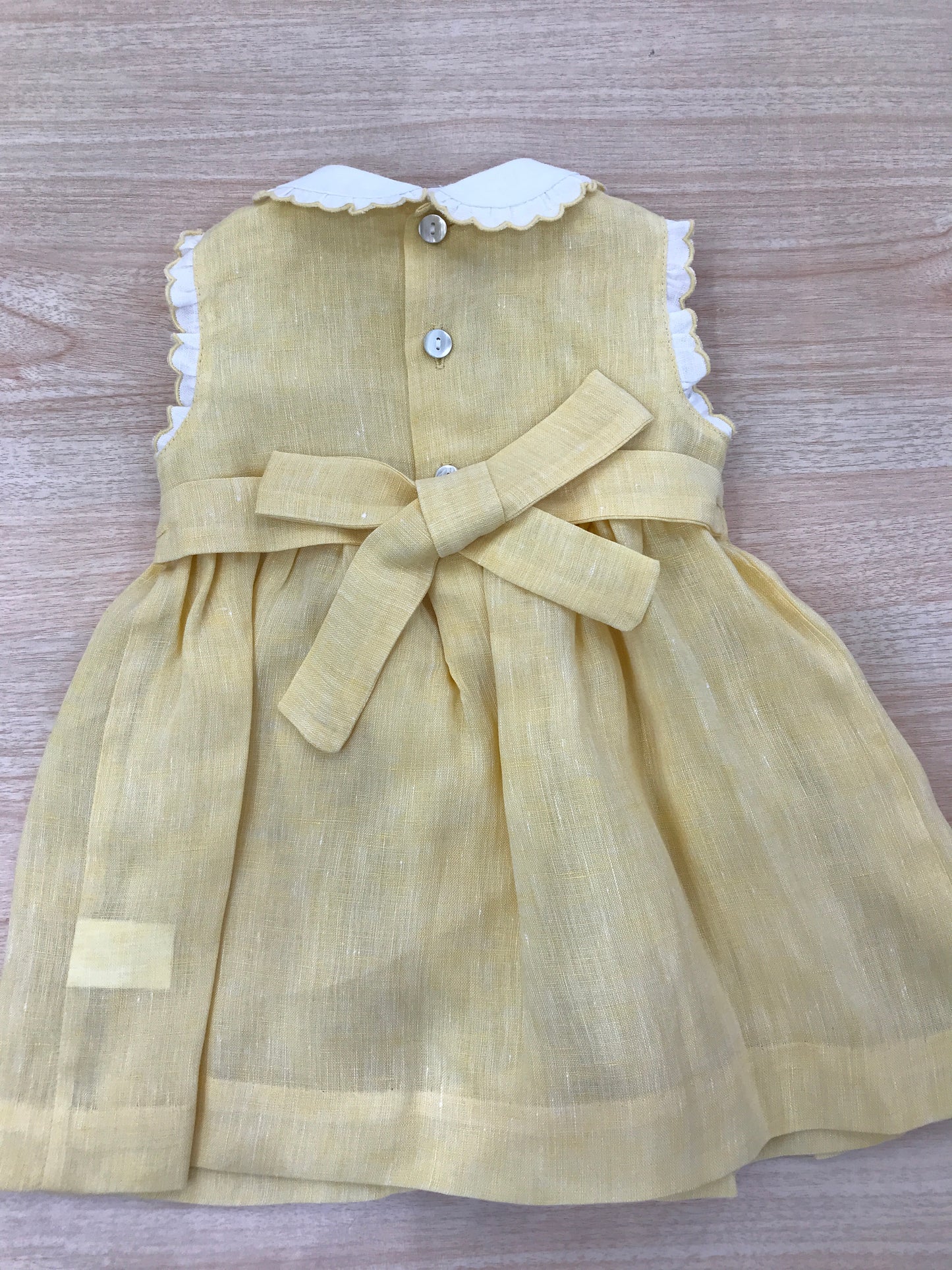 Abito Les Enfants de Gisele in lino smanicato con corpetto lavorato da punto smock e fiorellini, con collo bianco con rusche rifinita in giallo
