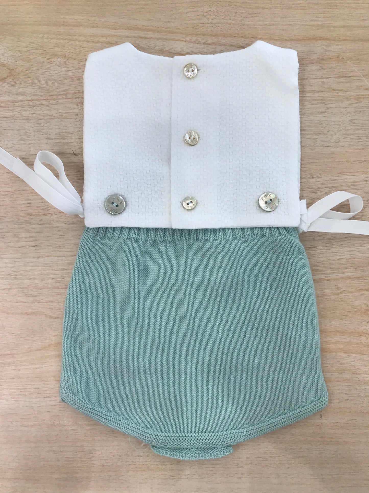 Pagliaccetto Paz Rodriguez in cotone bianco con culotte in filo verde con pois in rilievo