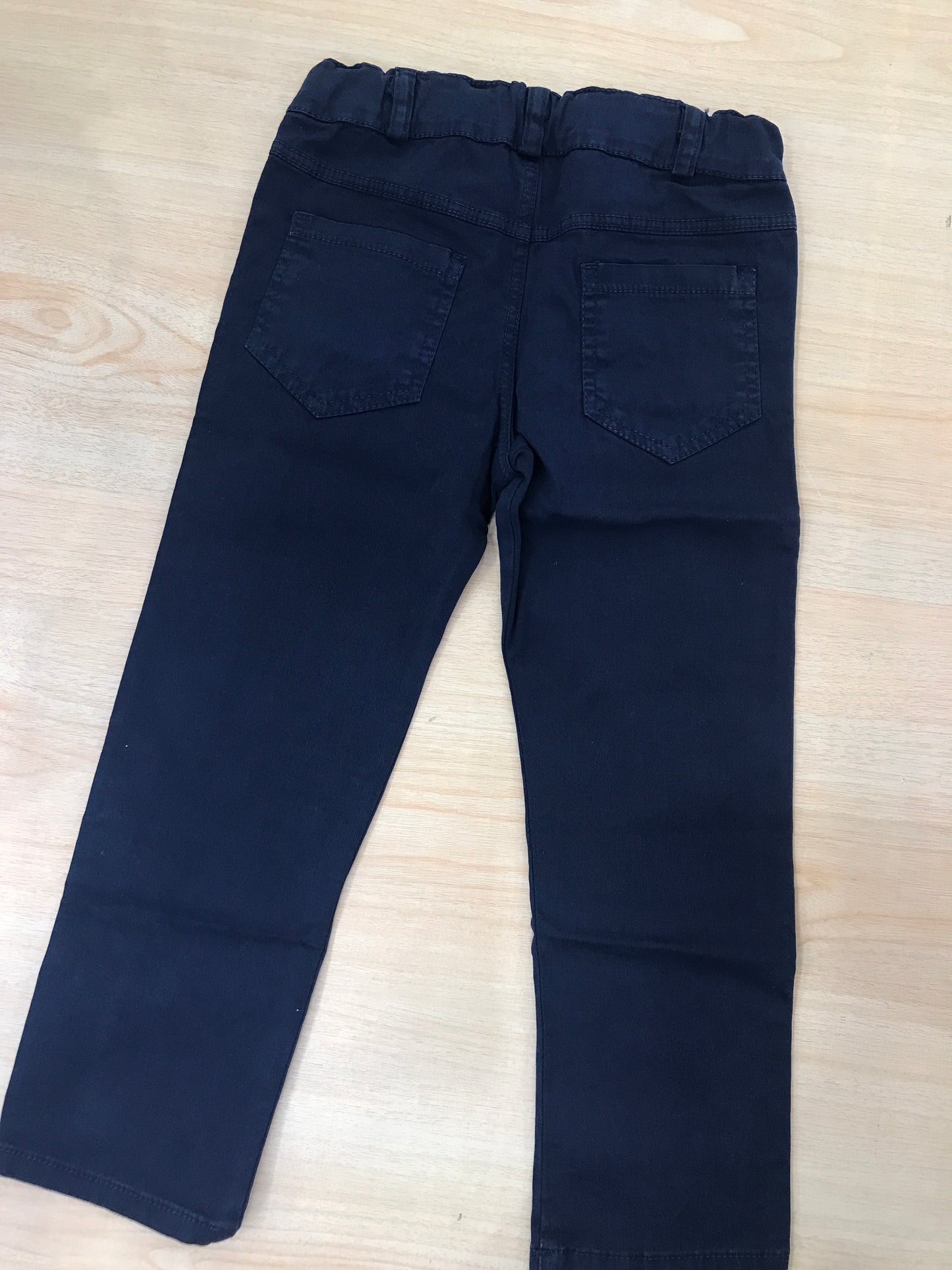 Pantalone Jo Milano blu scuro con bottoncino blu elastico in vita e tasche