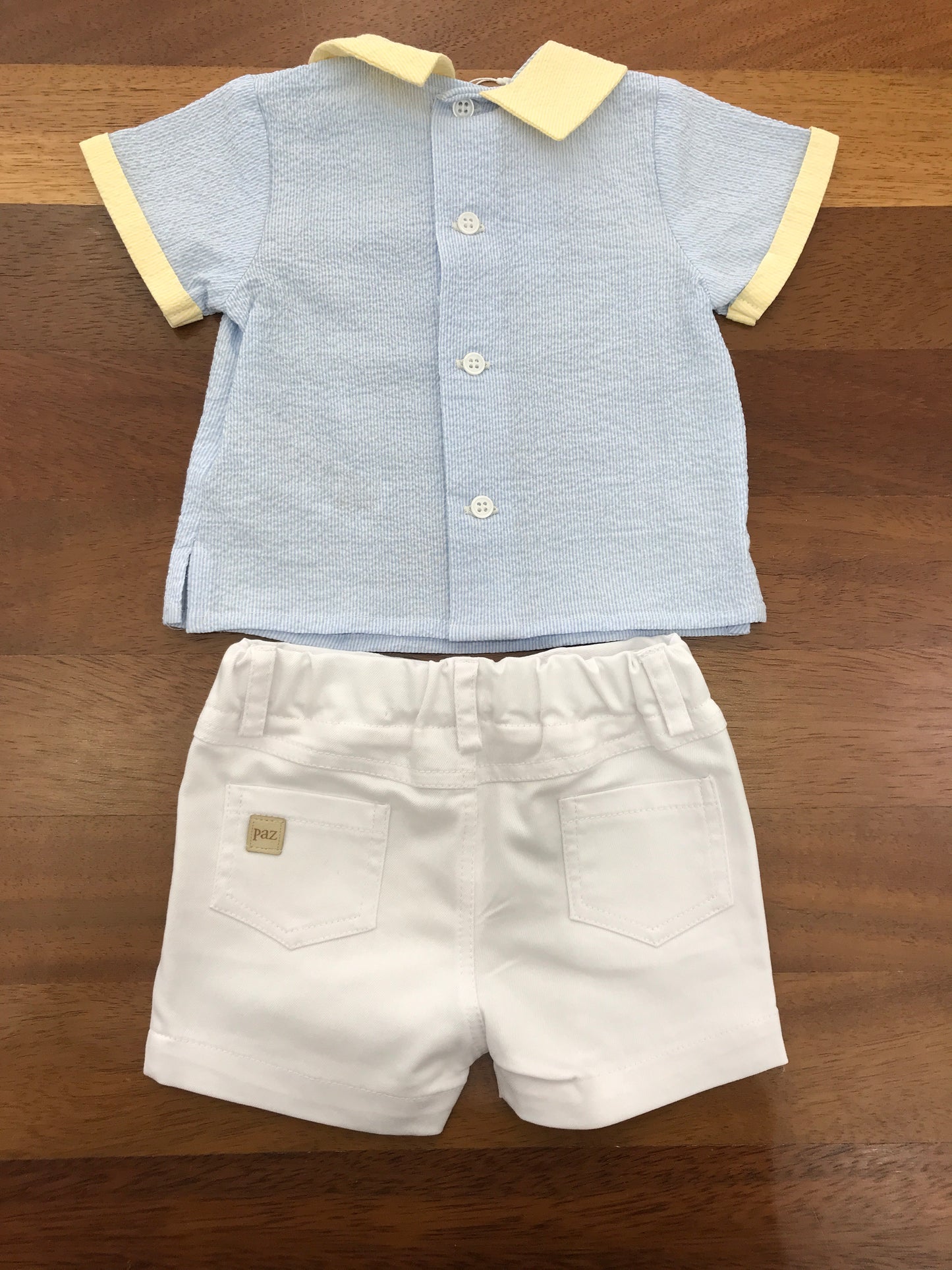 Completo Paz Rodriguez con pantaloncino bianco in cotone con t-shirt a righe celesti e bianche