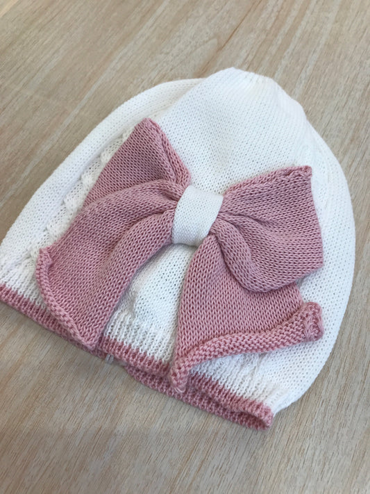 Cappello Bebè di Almy in filo bianco con fiocco applicato sul davanti