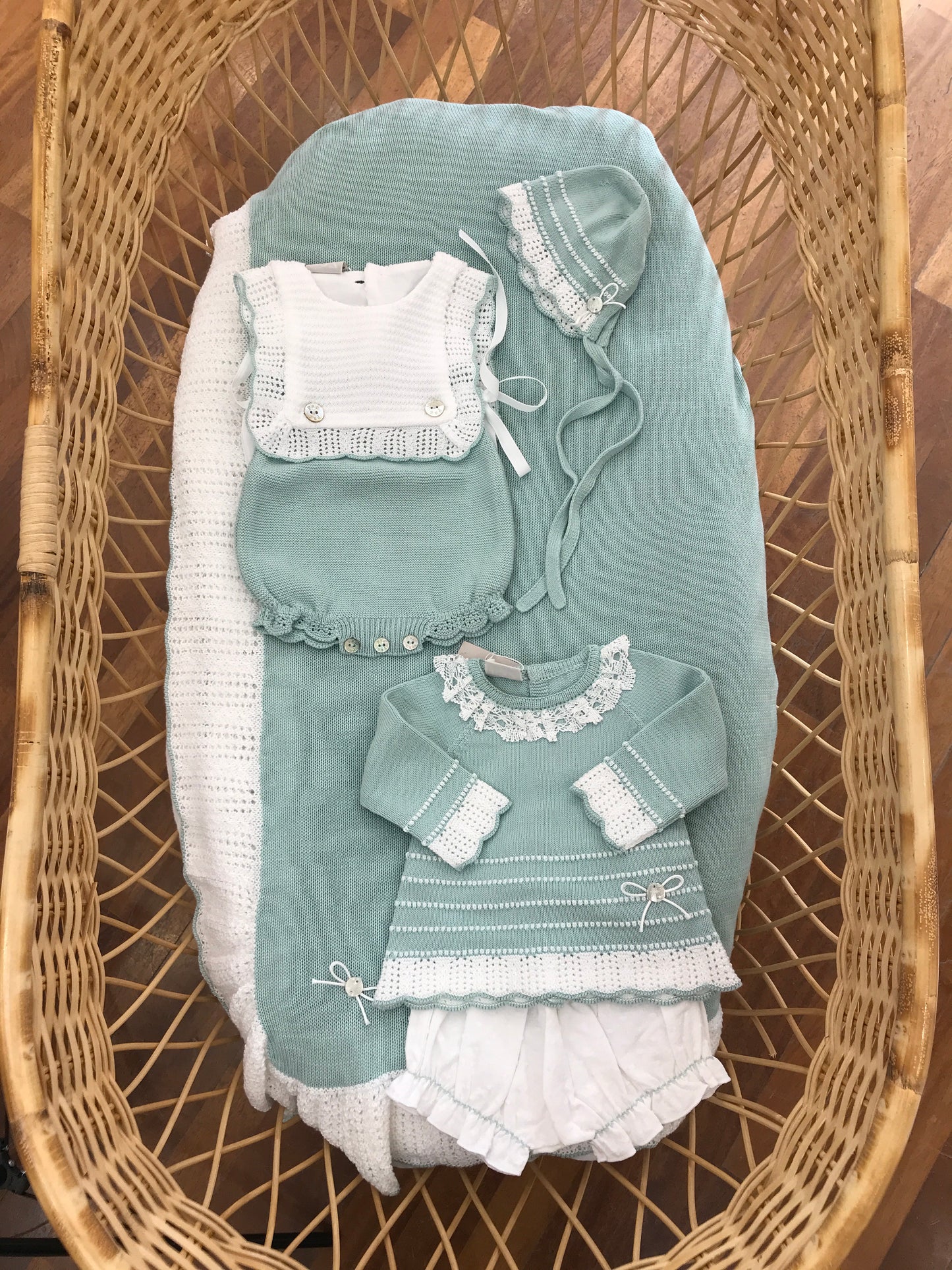Coordinato nascita Paz Rodriguez in filo bianco e verde con rusche e ricami in bianco