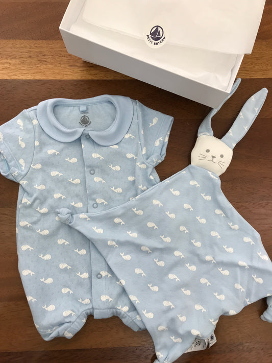 Set Petit Bateau con pagliaccetto celeste e balene con doudou