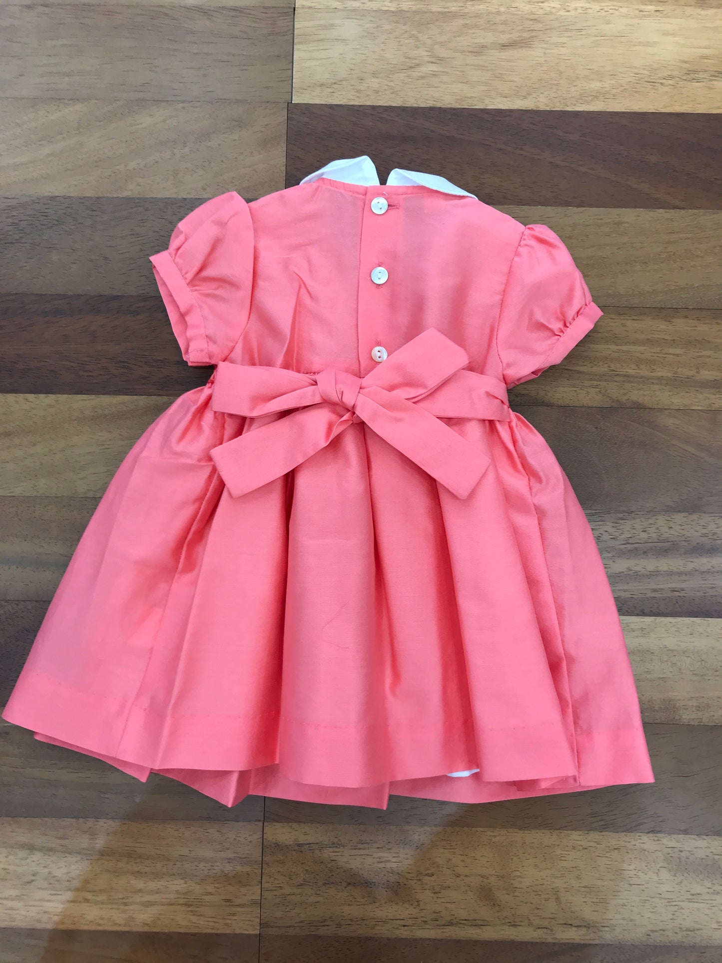 Abitino Les Enfants de Gisele di cotone corallo con gonna ampia mezza manica collo tondo bianco punto smock e rose ricamati sul davanti