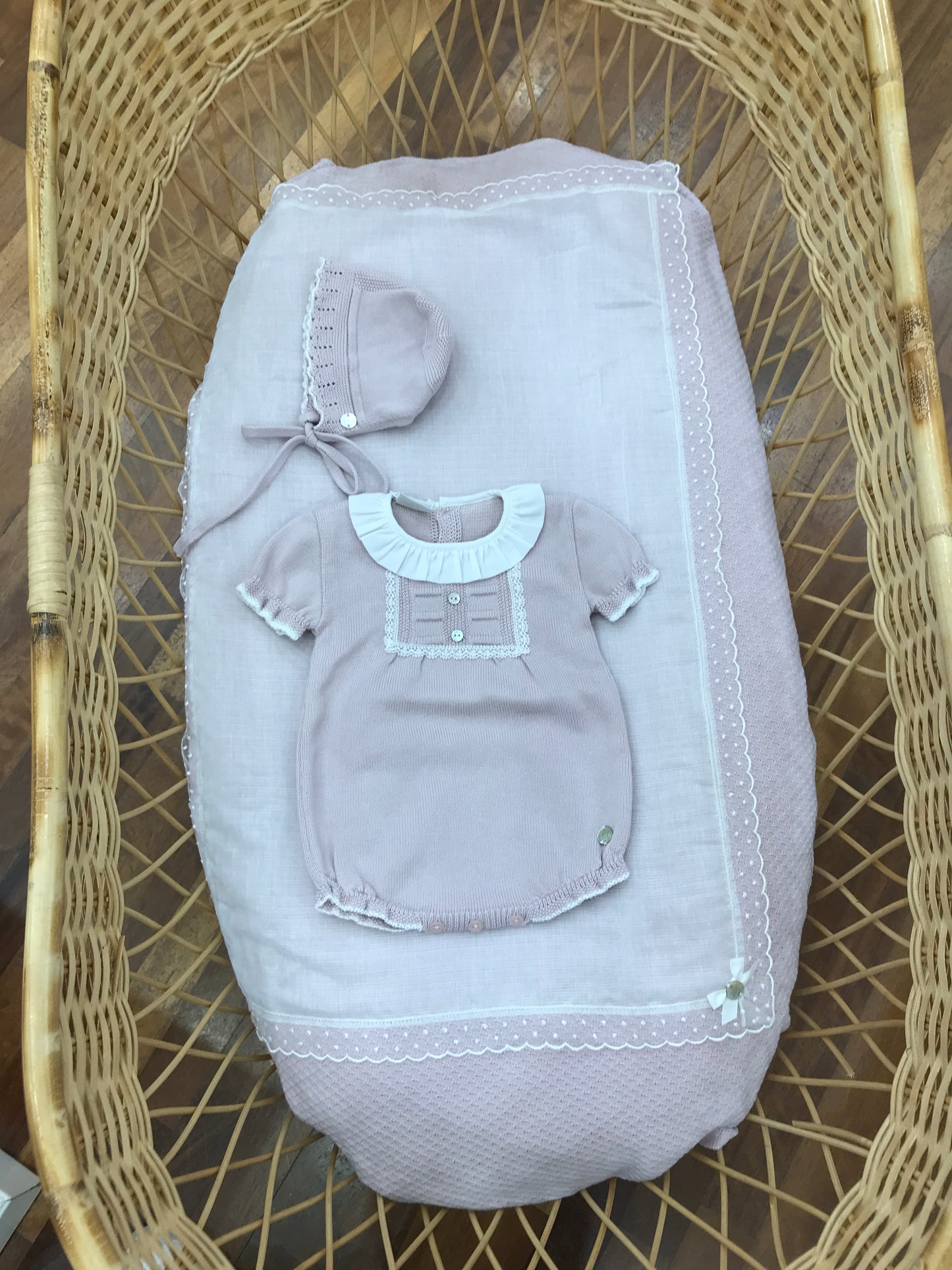 Coordinato nascita Paz Rodriguez in filo glicine con riquadro in organza su coperta lavorazione su pagliaccetto