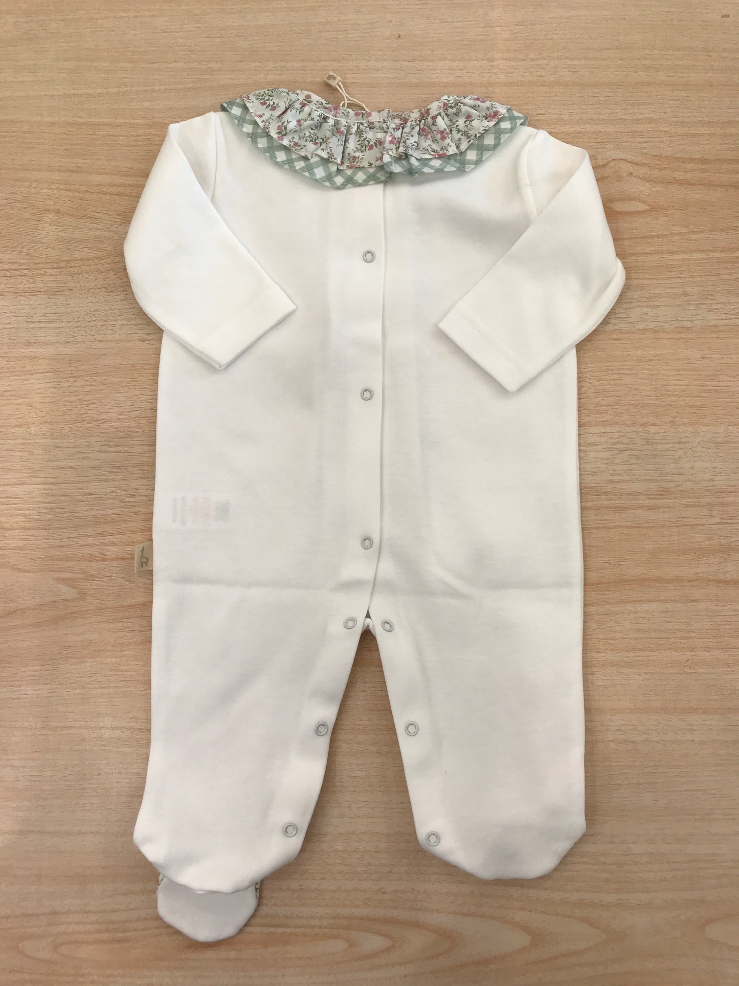 Tutina Baby Gi in cotone manica lunga gamba lunga con piedini rifiniti con fiorellini doppia rusche al collo a quadretti bianchi e verdi e con fiori