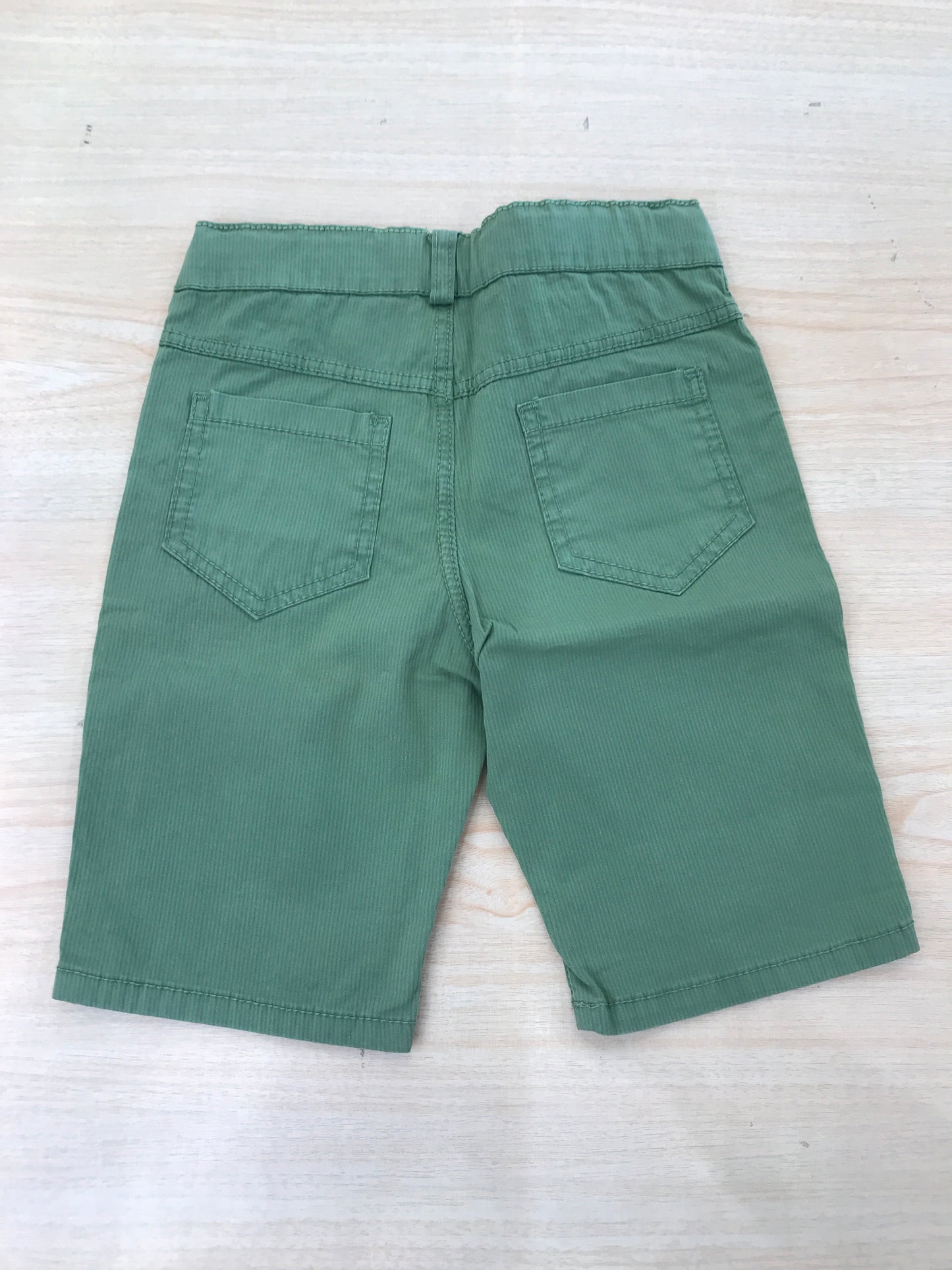 Pantalone Jo Milano verde corto con tasche sul davanti e sul retro
