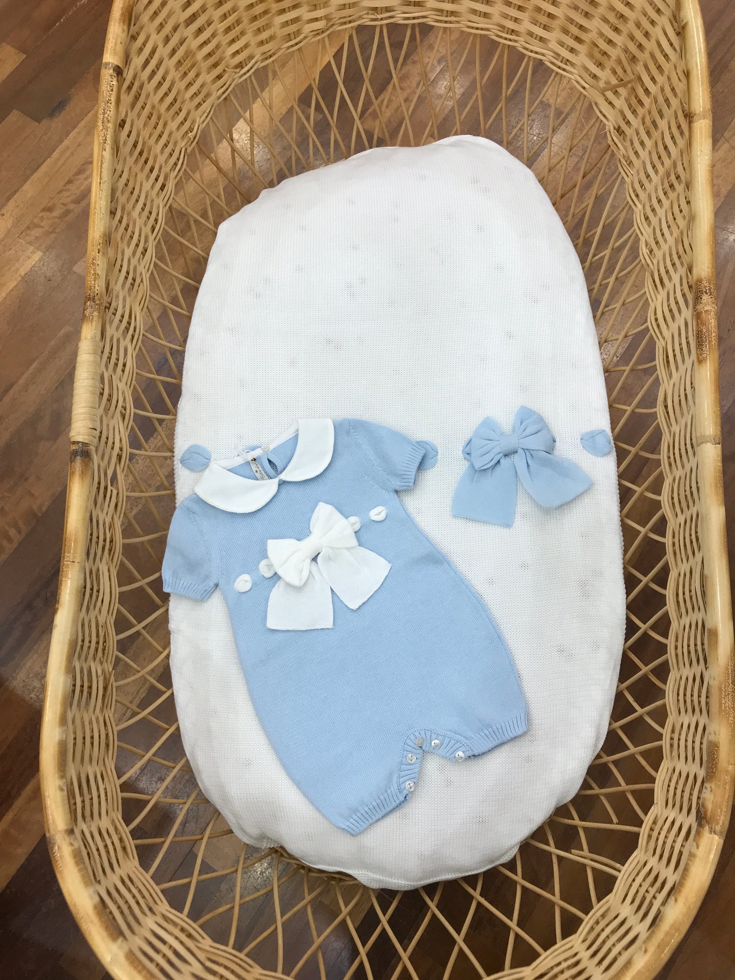 Coordinato nascita Baby Lord in filo bianco e celeste coperta con passanastro e fiocco celeste tutina con fiocco bianco