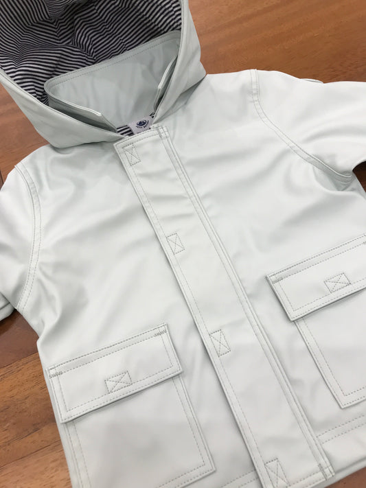 Giubbotto Impermeabile Petit Bateau verde con cappuccio con zip e strappo e tasche sul davanti