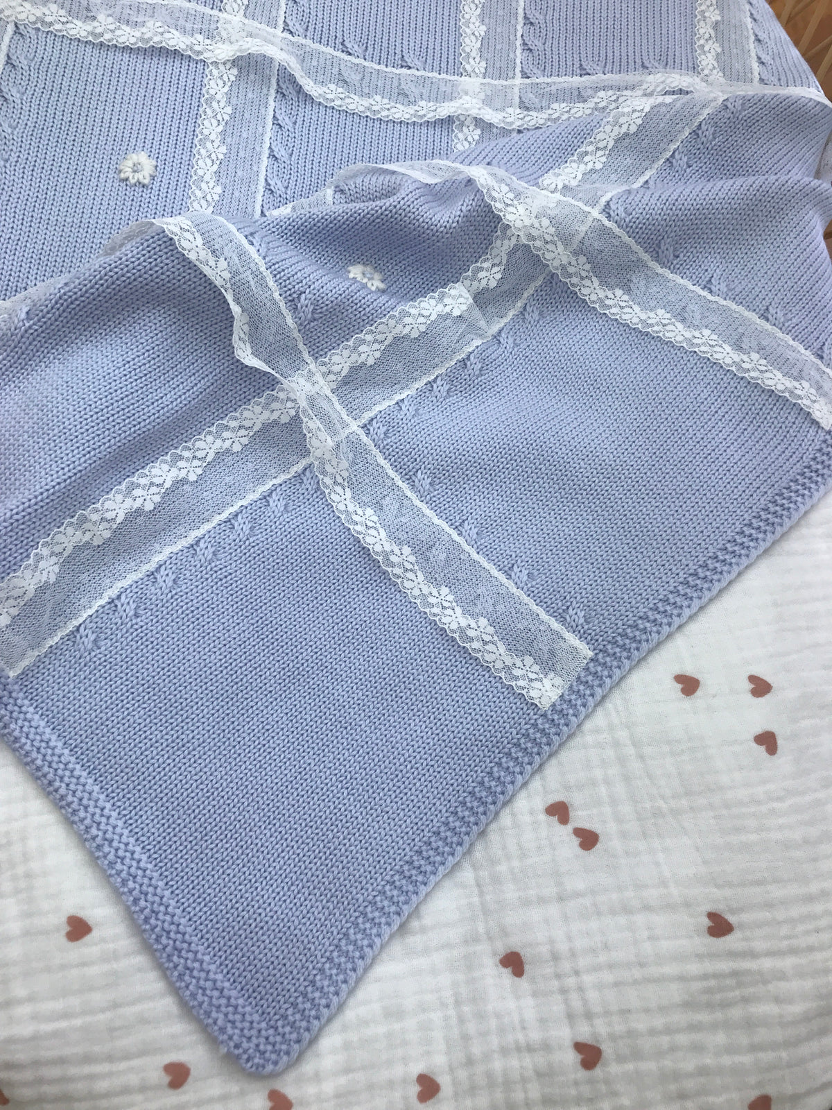 Coperta Le Dodò in lana celeste con pizzo e margherite