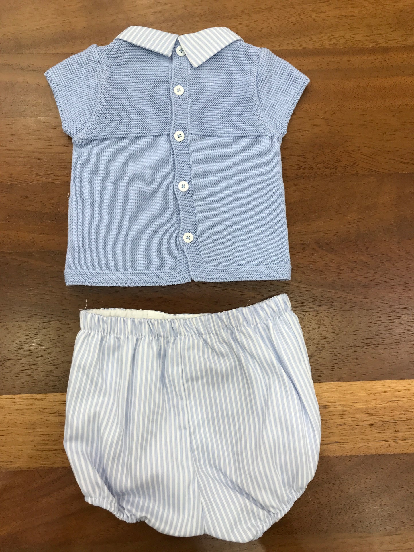 Completo PCS in filo celeste due pezzi mezza manica colletto a righe con pois ricamati sul davanti culotte a righe abbinata