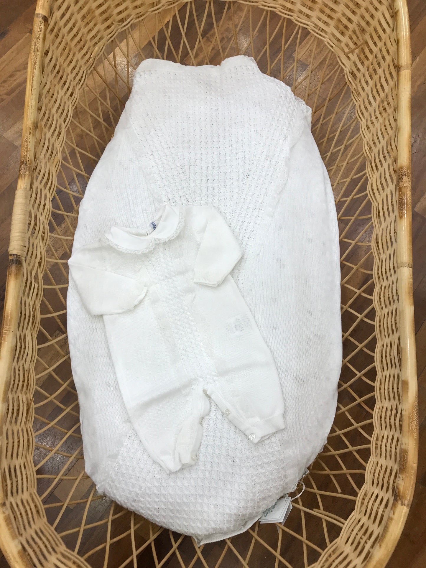 Coordinato nascita Bebè di Almy in filo bianco coperta con lavorazione di trecce con tutina intera con trecce e collo con valancienne
