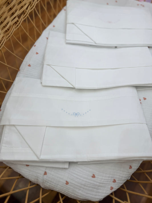 Coordinato lenzuola bianche con piccoli pois e fiocchetti ricamati
