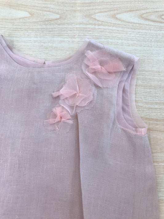 Abito Bonpoint in lino rosa smanicato con fiori applicati sulla spalla