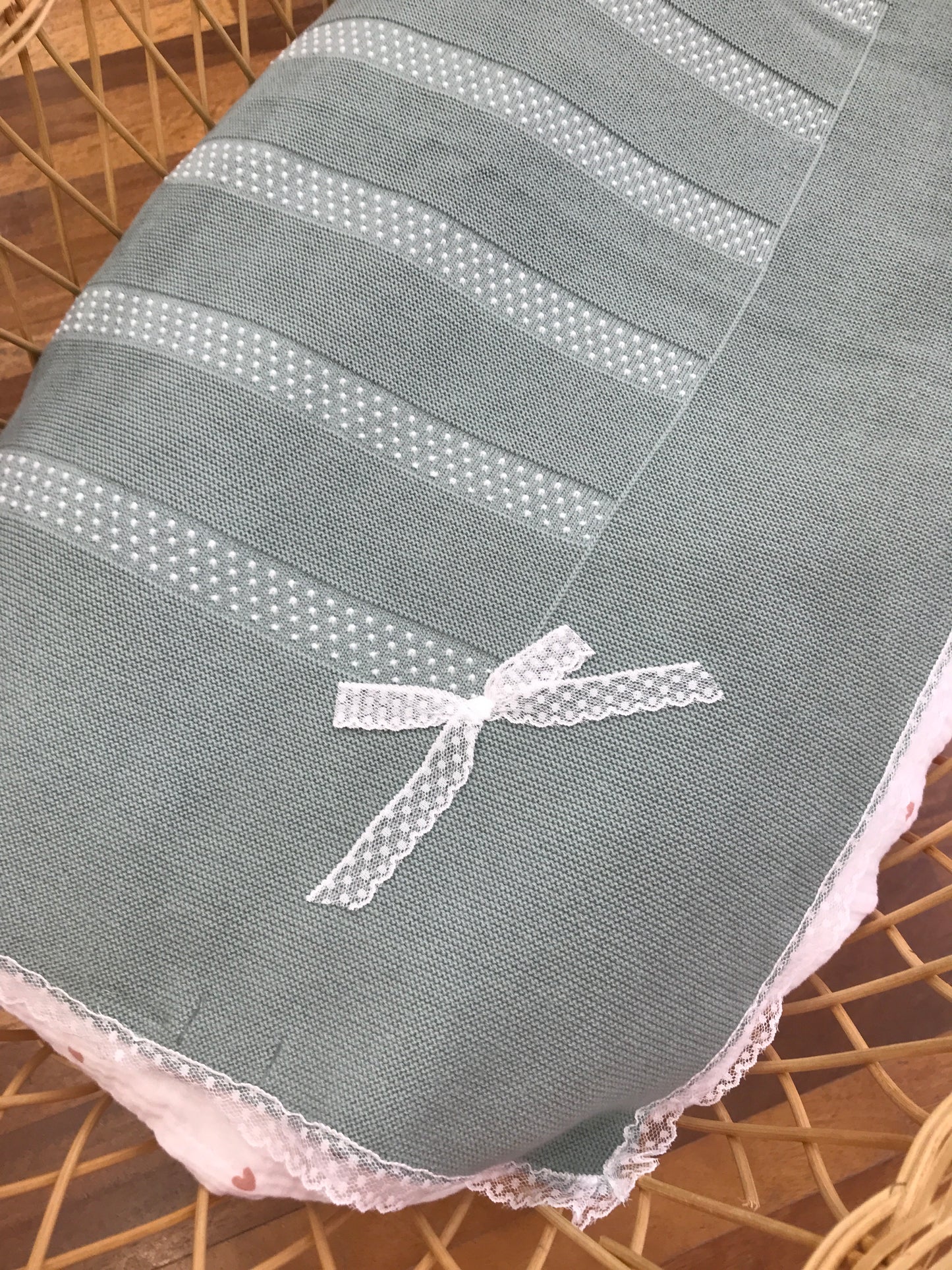 Coperta PCS con applicazione di valancienne al bordo pois bianchi sul davanti e fiocchetto laterale