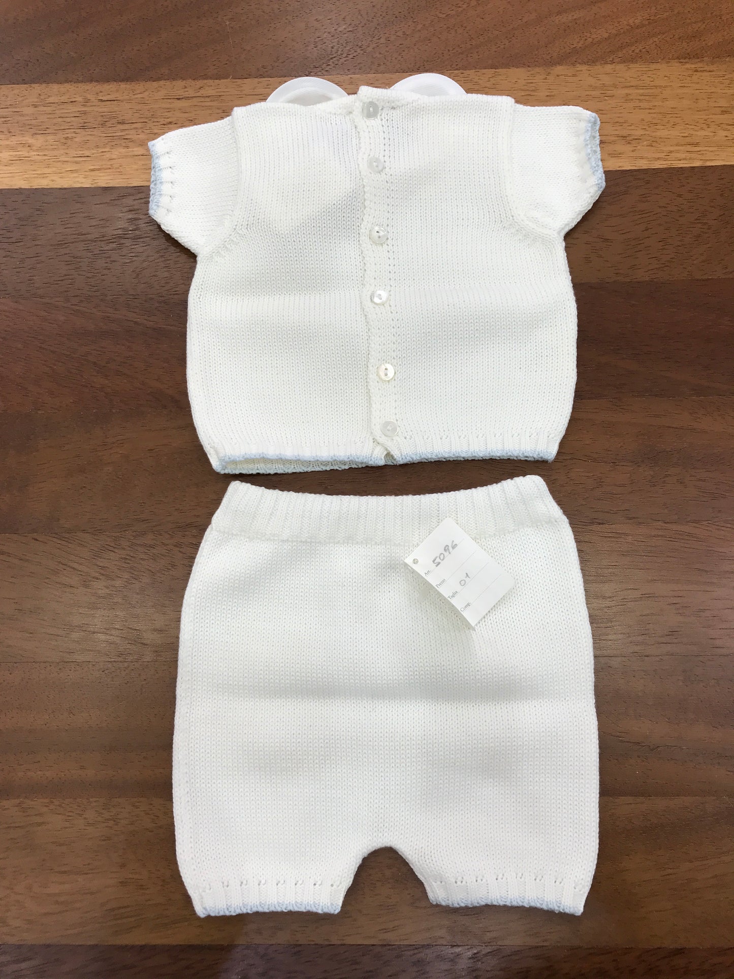 Completo Colibrì in filo bianco due pezzi mezza manica collo tondo lavorazione celeste centrale con pantalone corto