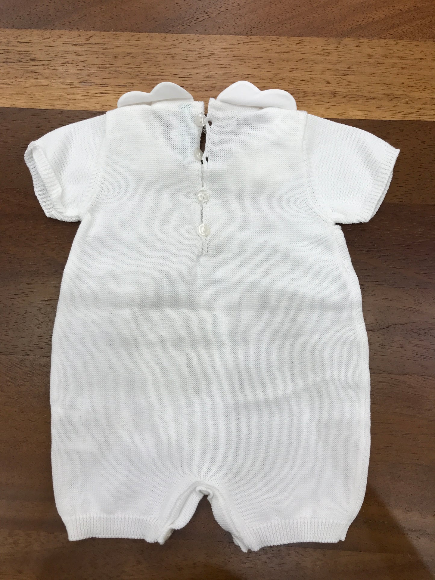 Pagliaccetto Bebè di Almy in filo mezza manica traforato sul davanti con piccoli fiocchi tortora ricamati sul davanti