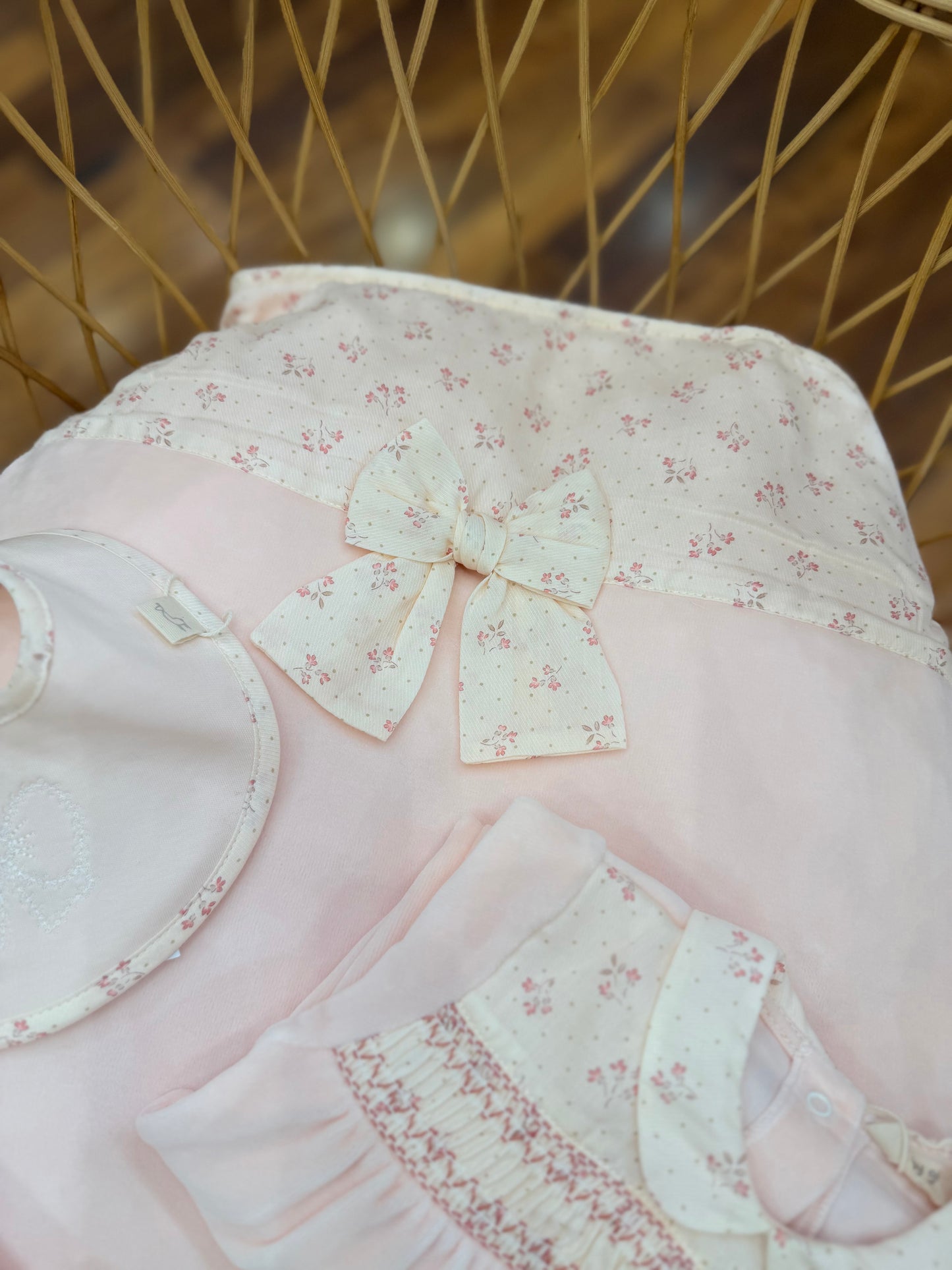 Coordinato Baby Gi in ciniglia rosa pesca con fiocchetti punto smock e fiorellini