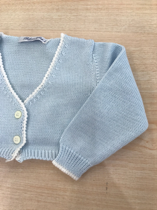 Cardigan Bebè di Almy in filo celeste rifinito in bianco con piccoli bottoncini sul davanti