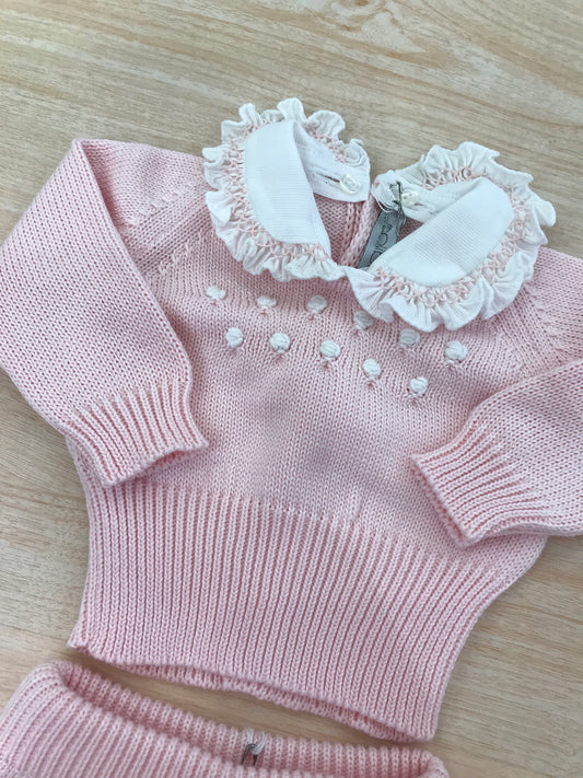 Tutina Colibrì in filo rosa due pezzi manica lunga gamba lunga con lavorazione di rose bianche sul davanti con collo con rusche rifinita da punto smock