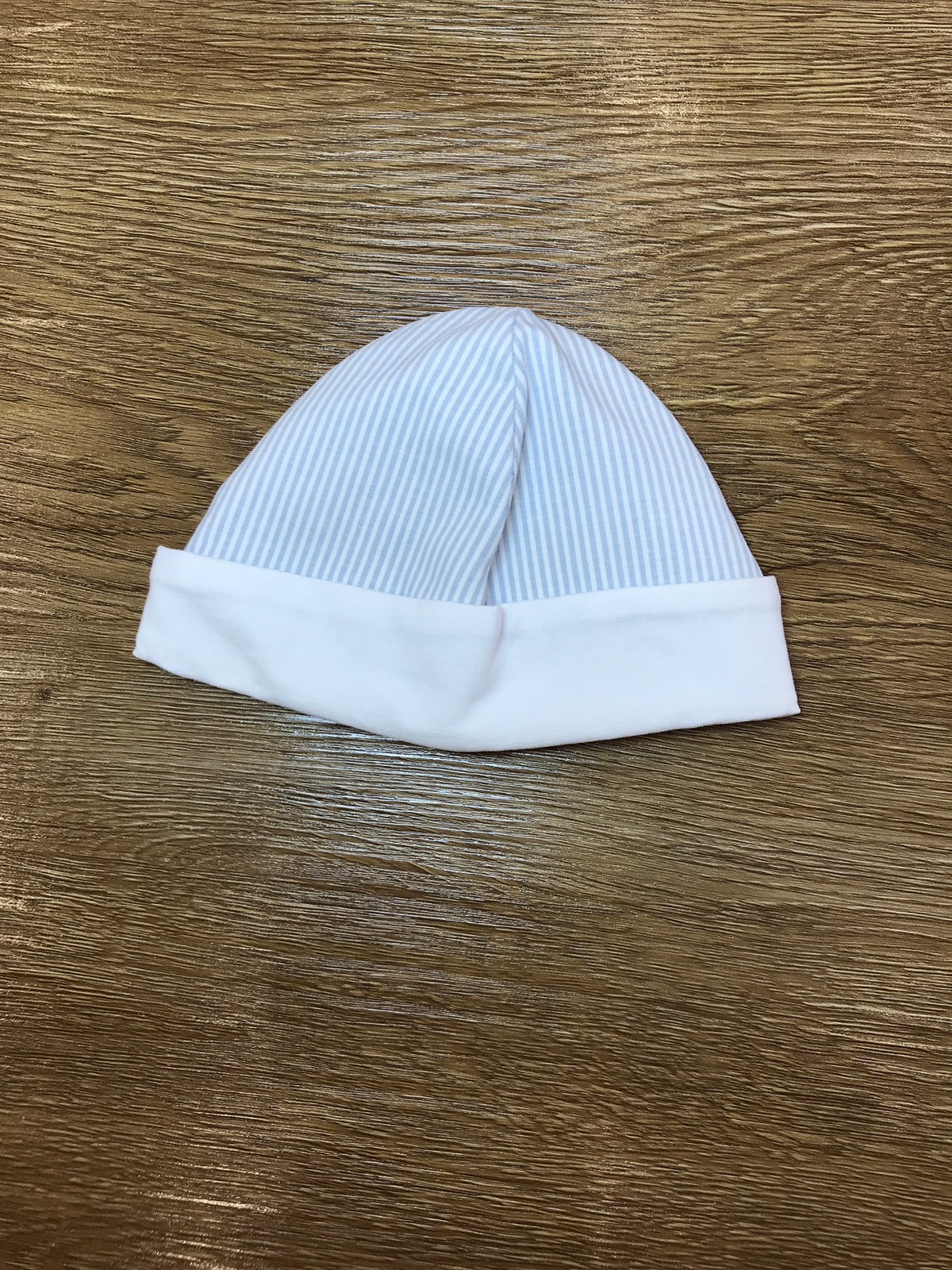 Cappello Laranjinha in cotone a righe bianche e celesti con risvolto bianco