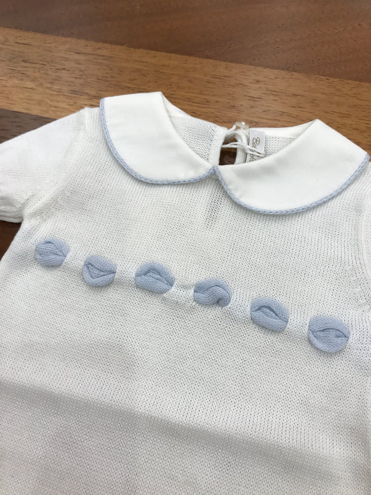 Pagliaccetto Baby Lord in filo bianco mezza manica collo tondo bianco con passanastro celeste sul davanti