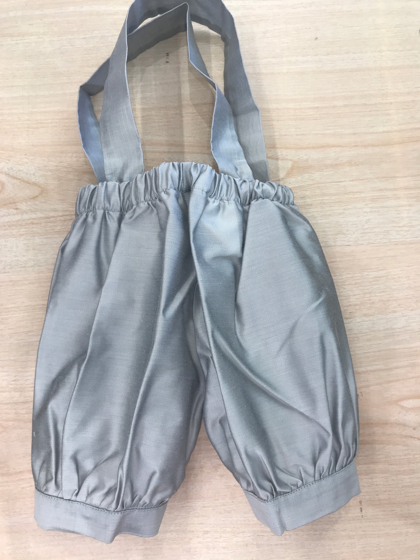 Pantalone Colibrì in saten con bretelle e polsini alle caviglie