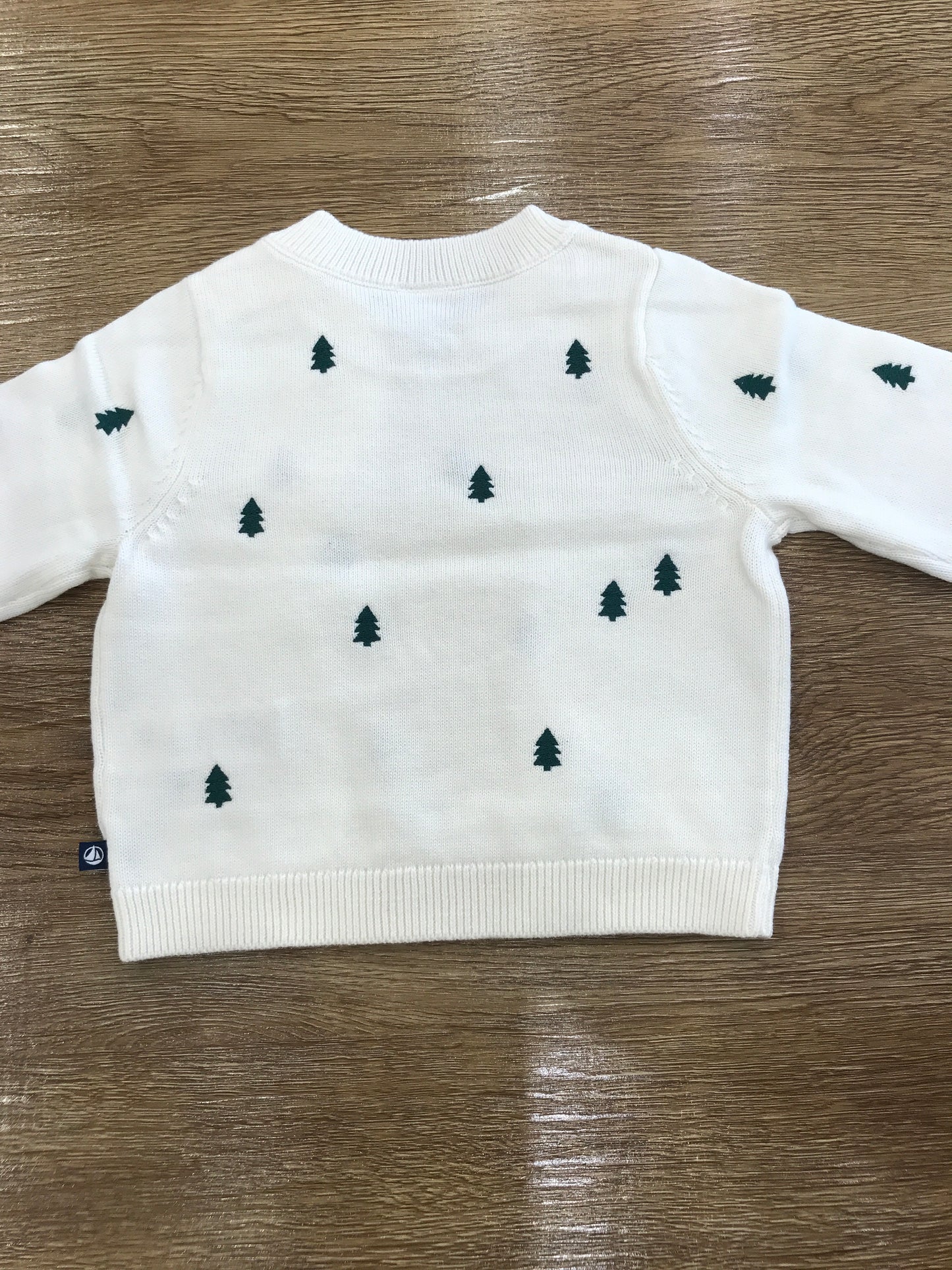 Maglioncino Petit Bateau color panna con piccoli alberelli verdi ricamati con due bottoncini laterali