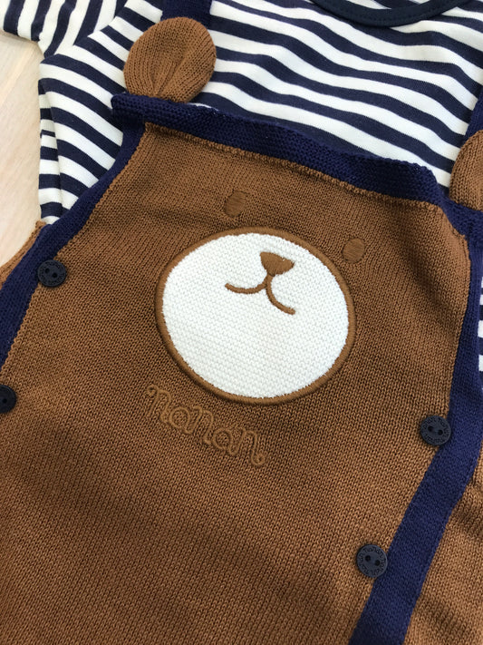 Completo Nanan in filo salopette marrone con dettagli in blu e bretelle con orecchie ed orsetto abbinata t-short mezza manica a righe bianche e blu