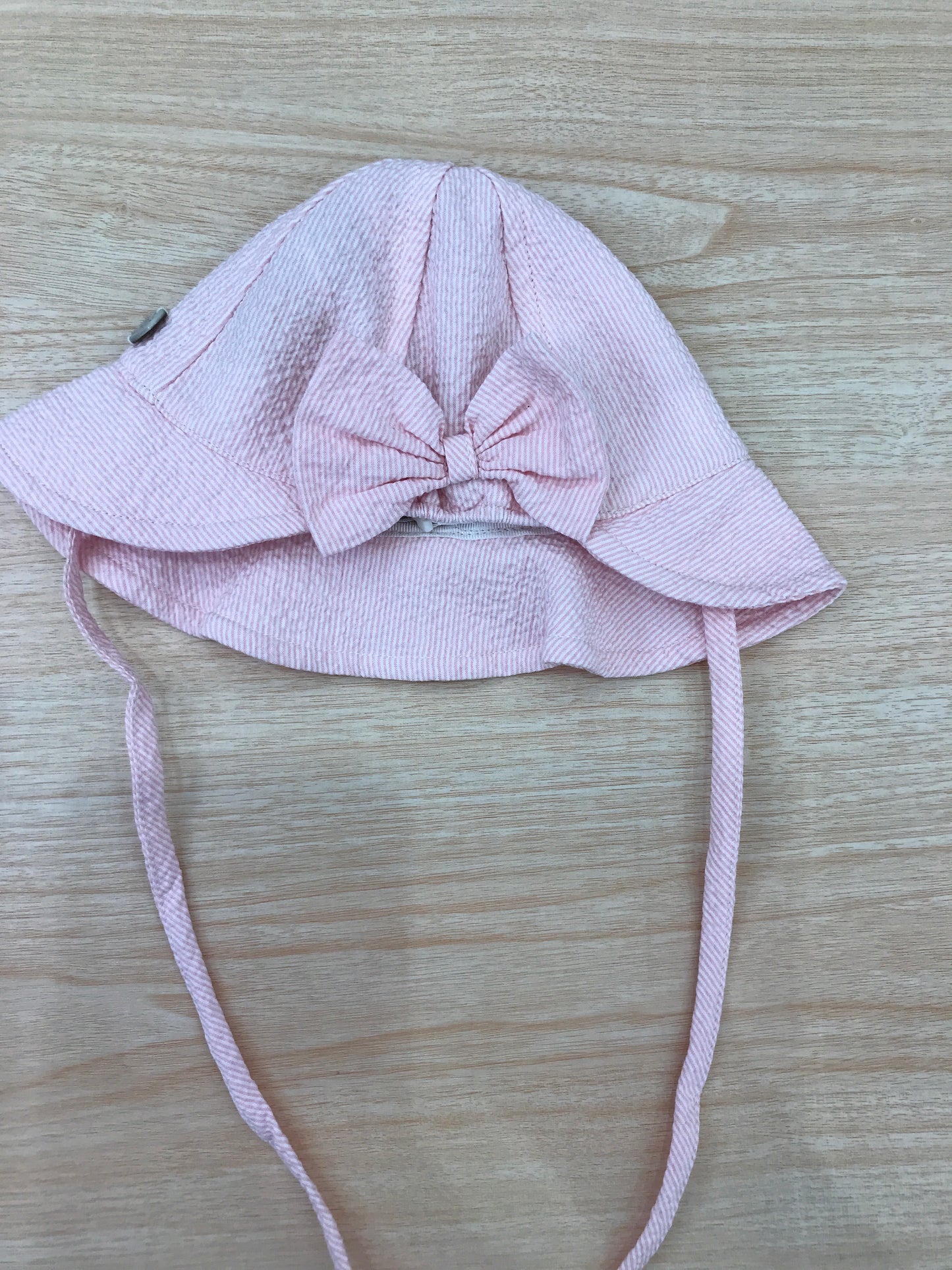 Cappello Paz Rodriguez in cotone rosa smerlato con fiocco sul retro