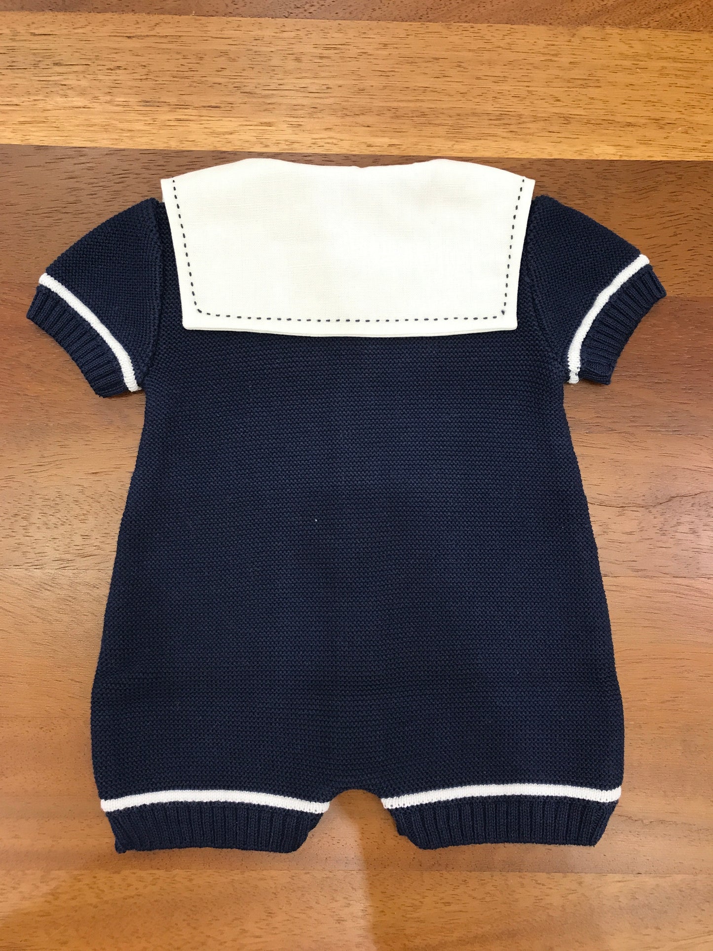 Pagliaccetto Paz Rodriguez in filo blu scuro con dettagli in bianco mezza manica con finto bavaglino in lino bianco