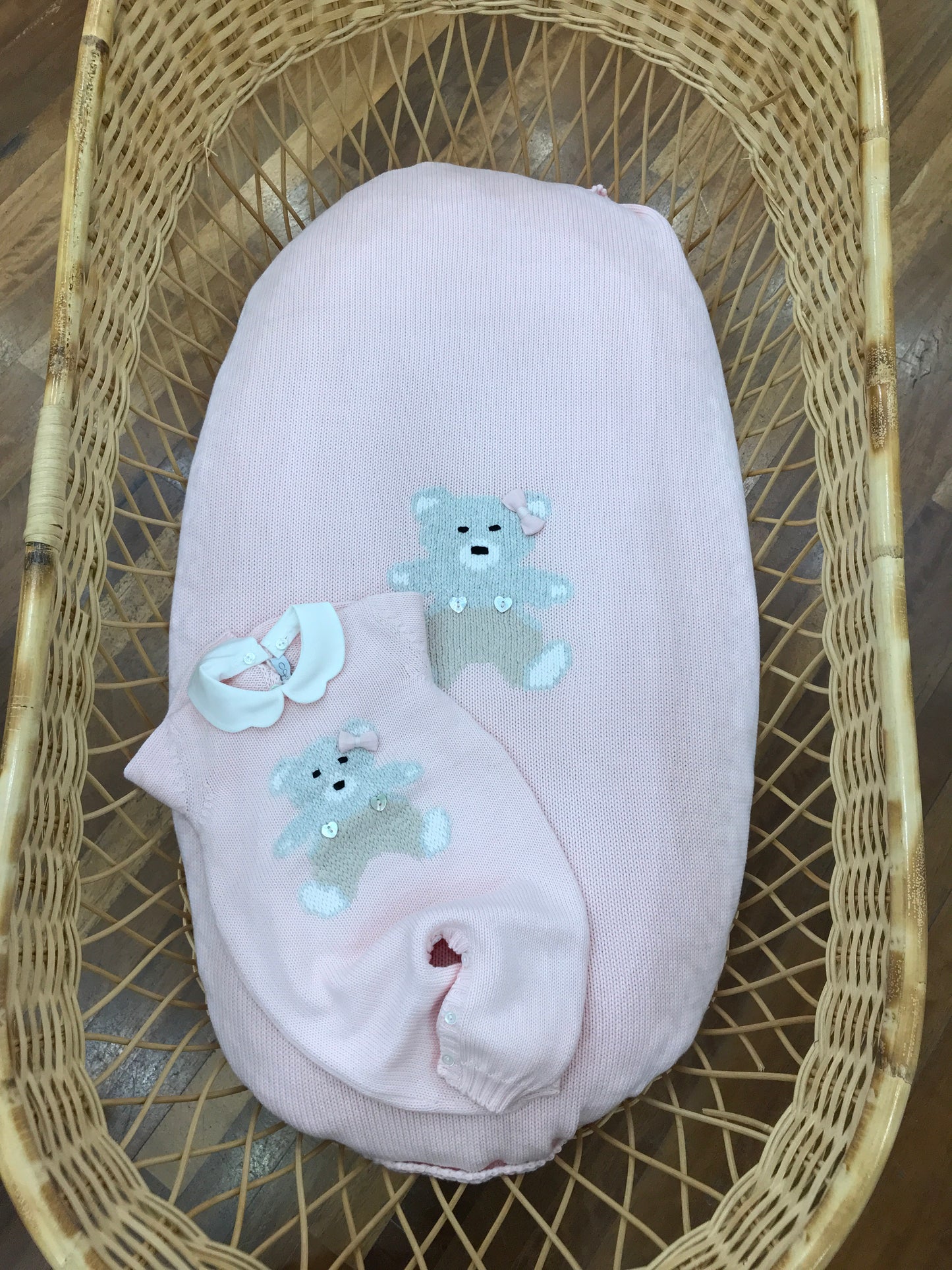 Coordinato nascita Colibrì in filo rosa con piccolo orsetto ricamato su coperta e tutina intera