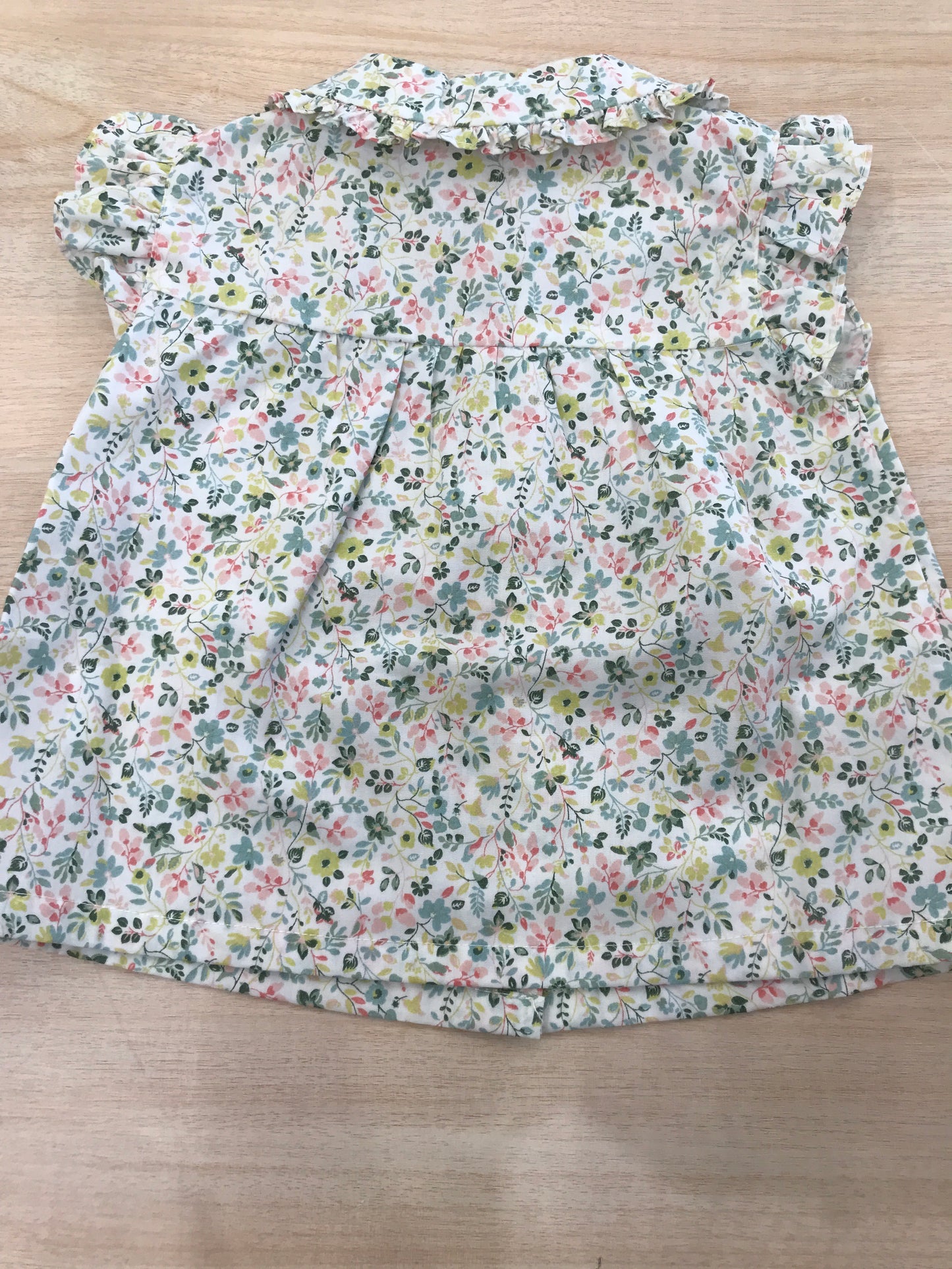 Camicia Les Enfants de Gisele in cotone smanicata con rusche a fiori colorati con bottoni sul davanti