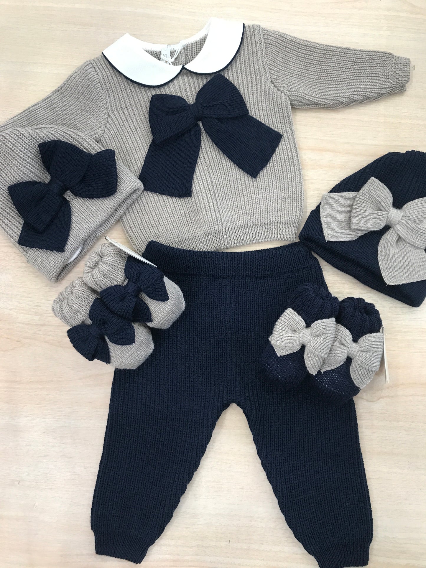 Tutina Baby Lord in lana due pezzi tortora e blu scuro con fiocco centrale e colletto rifinito in blu
