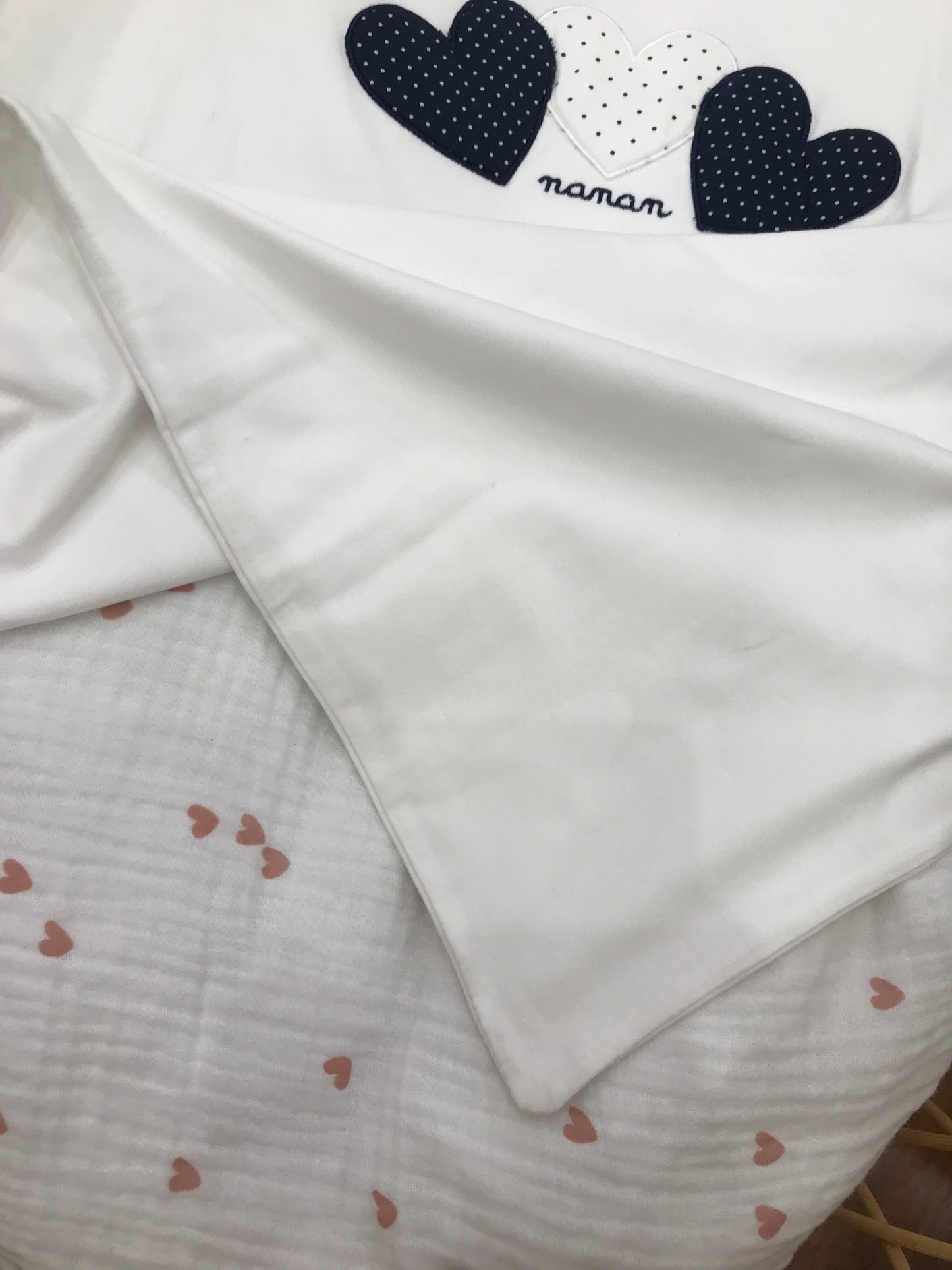 Coperta Nanan in cotone bianca con due cuori blu ricamati sul davanti
