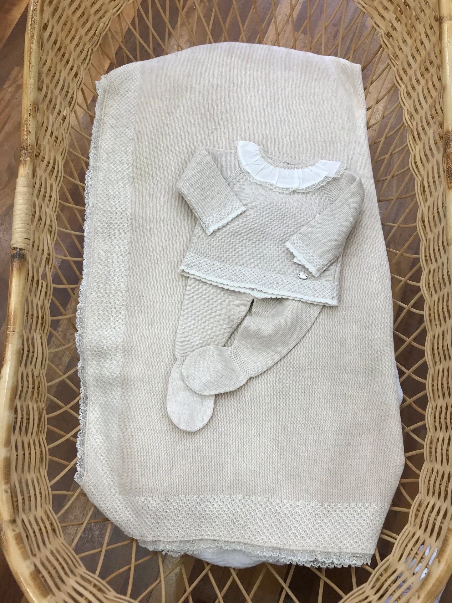 Coordinato nascita Martin Aranda infilo beige coperta con valancienne tutina due pezzi con collo con rusche