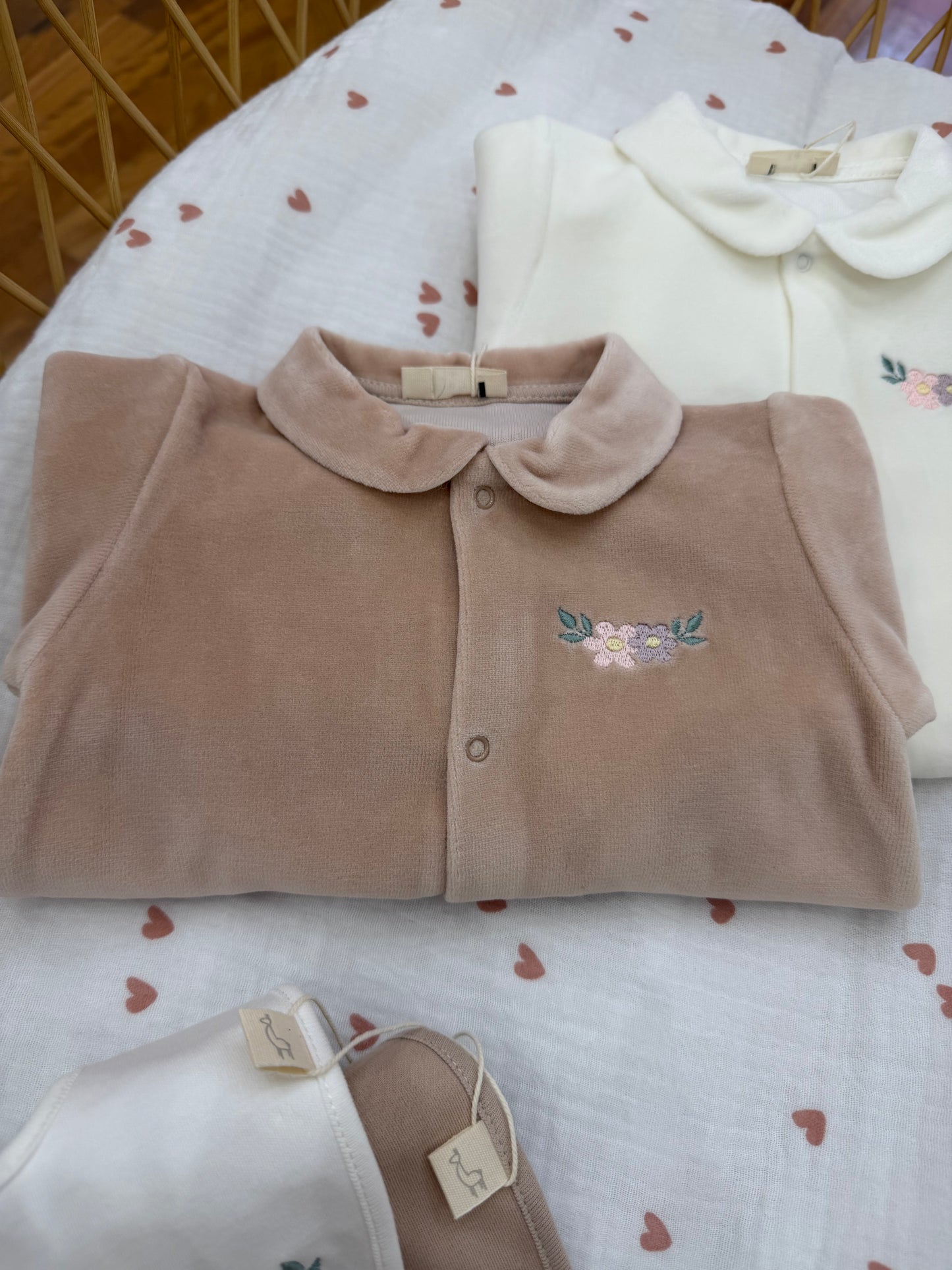 Coordinato nascita Baby Gi in ciniglia con piccole camelie ricamate