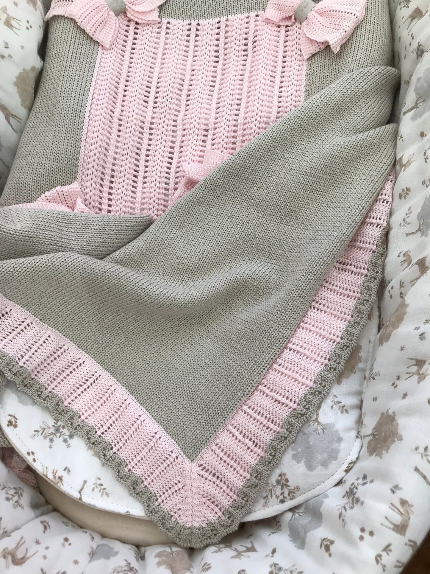 Coperta Bebè di Almy in filo dal fondo tortora rifinito in rosa con al centro riquadro rosa con fiocchetti