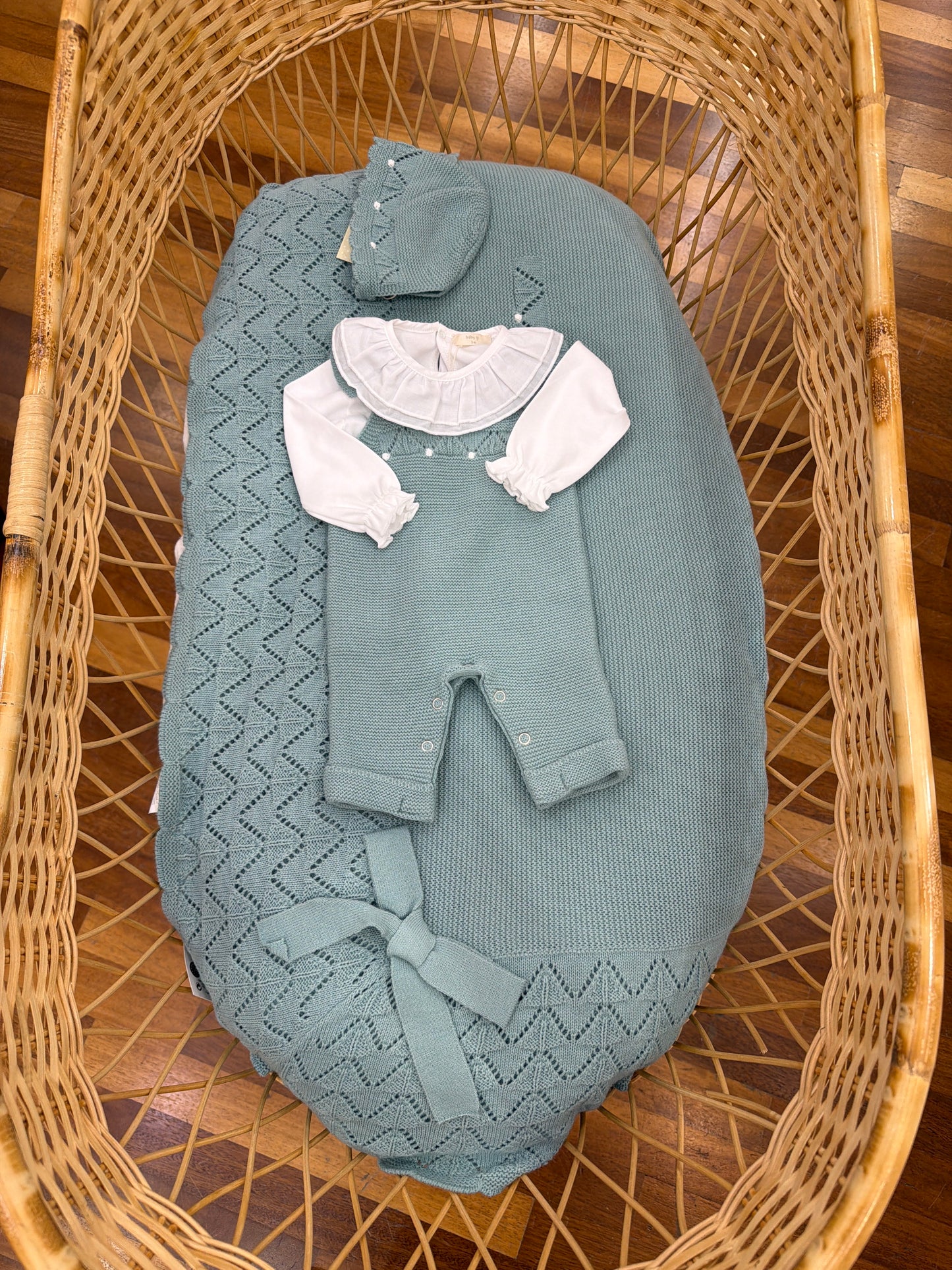 Coordinato Nascita PCS in lana verde coperta traforata con rusche e pois bianchi con salopette cuffietta e body