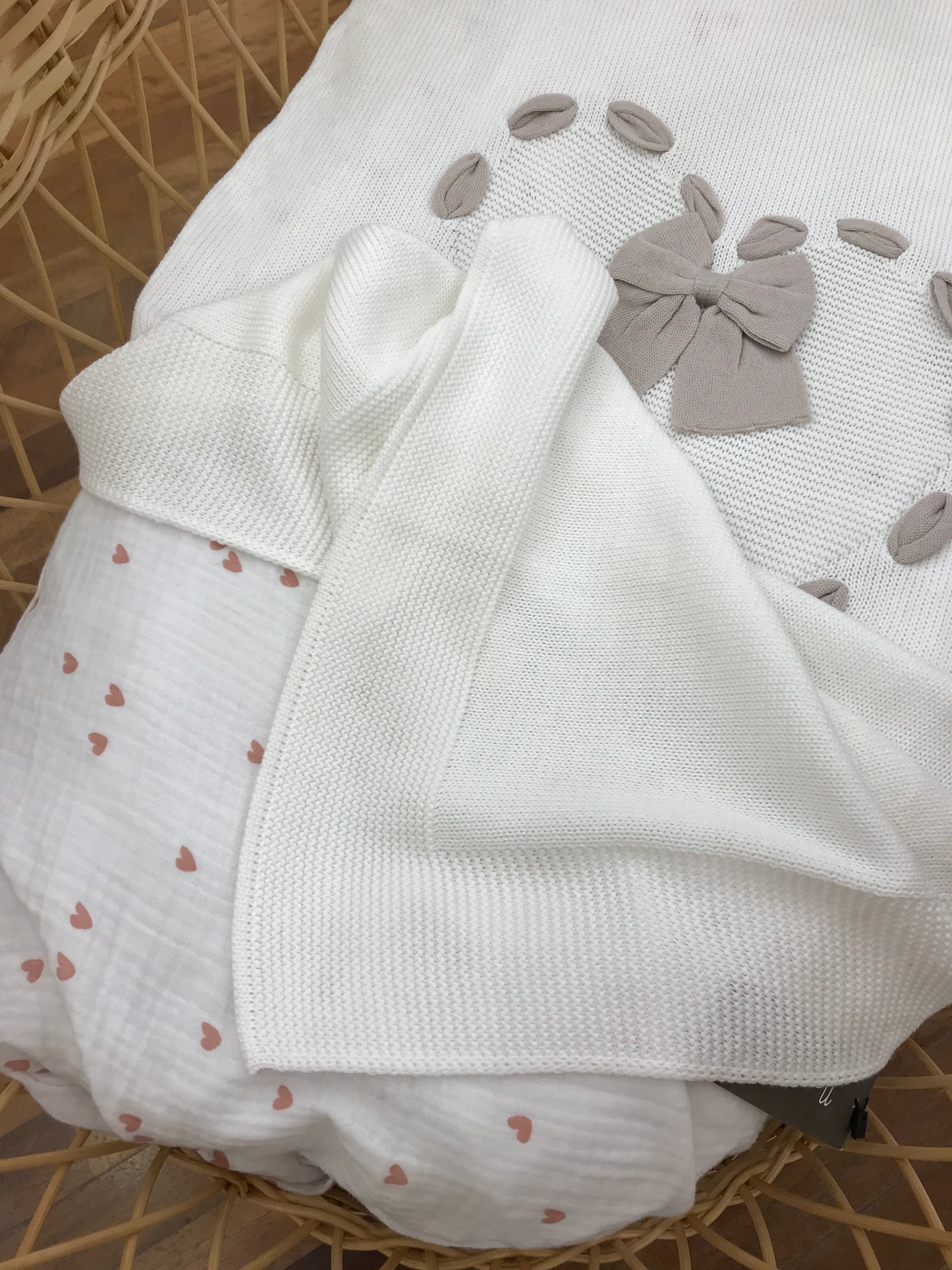 Coperta Baby Lord in filo bianco con cuore passanastro tortora con fiocco centrale