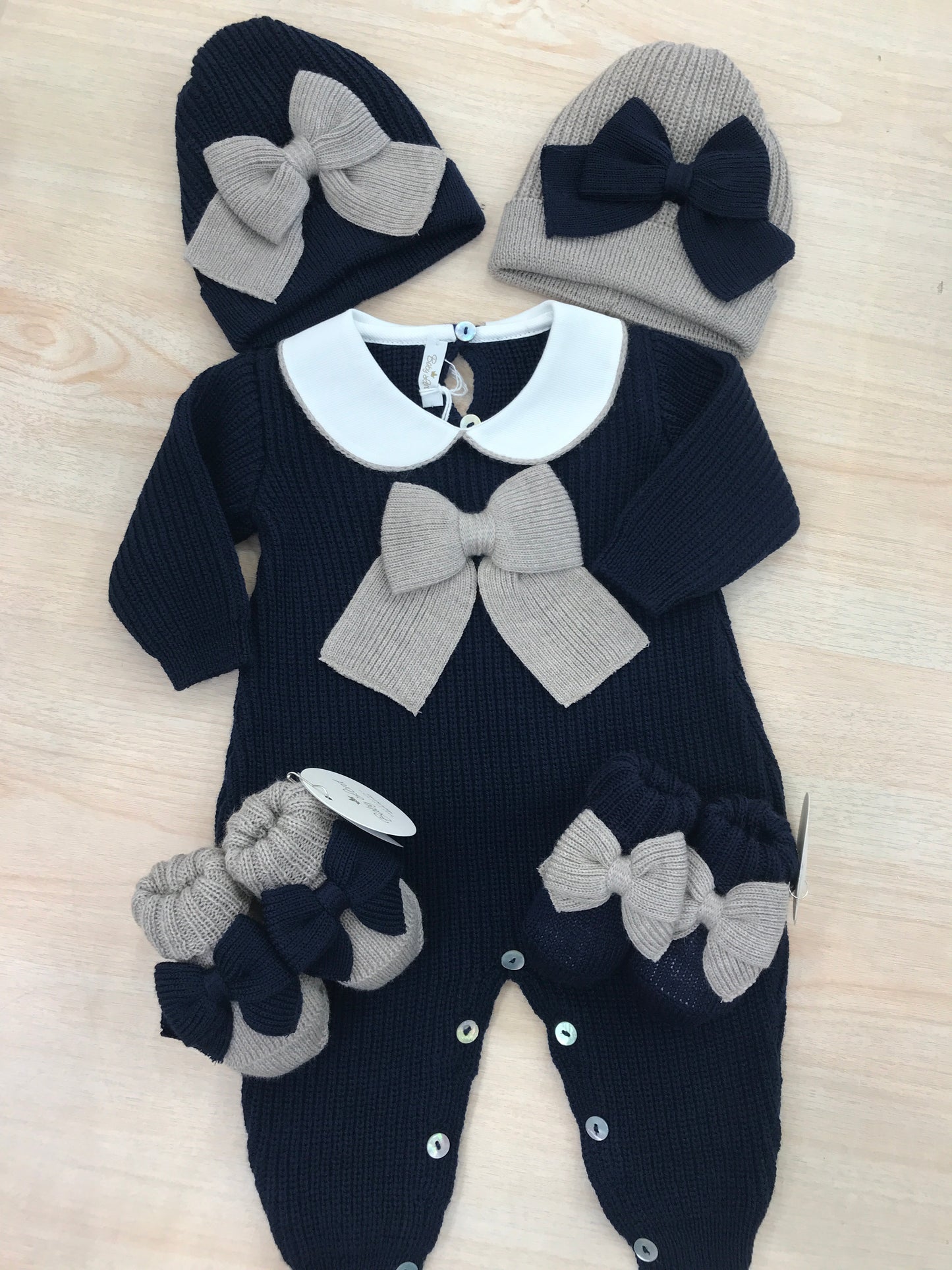 Tutina Baby Lord in lana a costa inglese blu scuro intera con fiocco tortora e colletto rifinito torortora